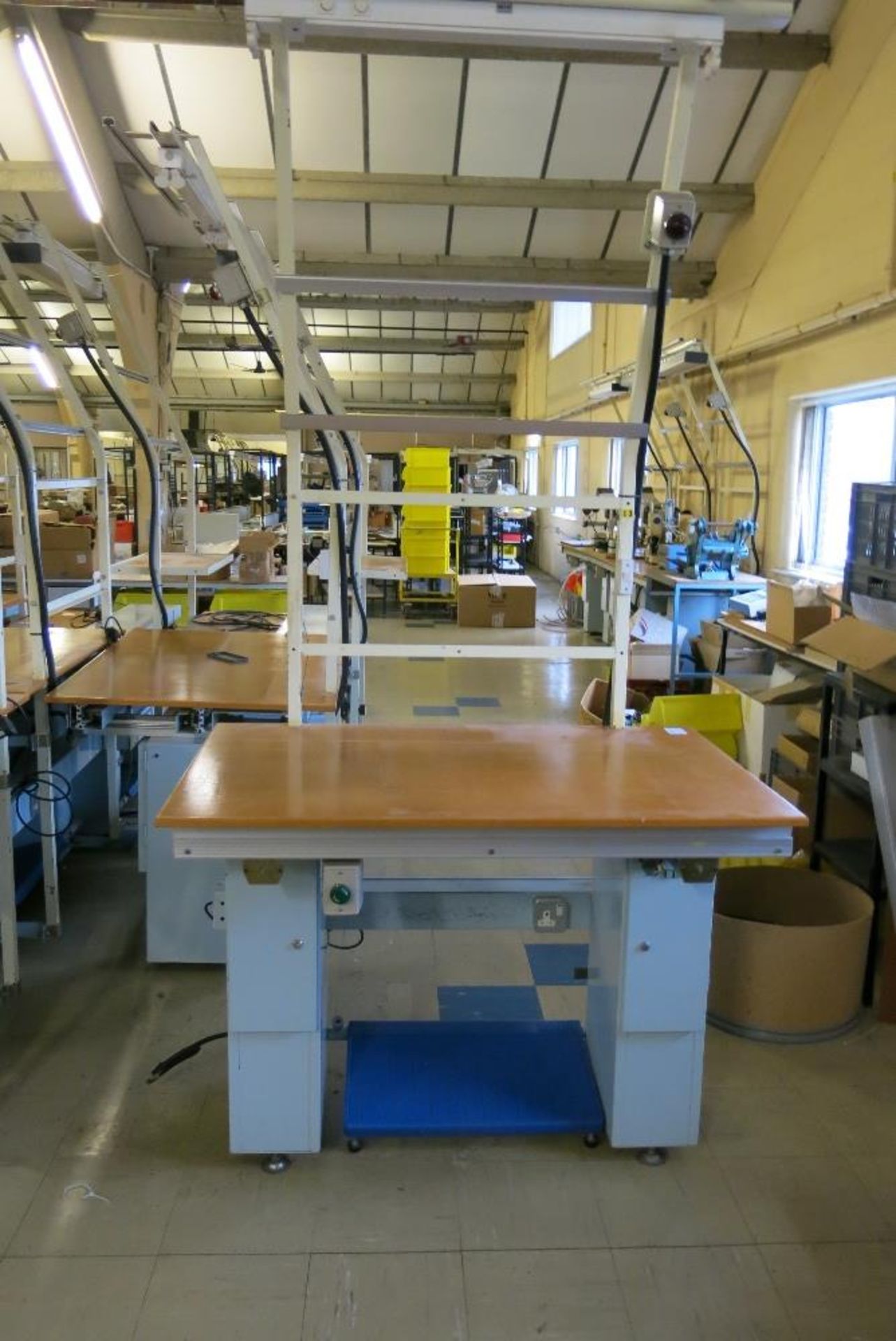 Illuminated electrical assembly bench with socket outlets