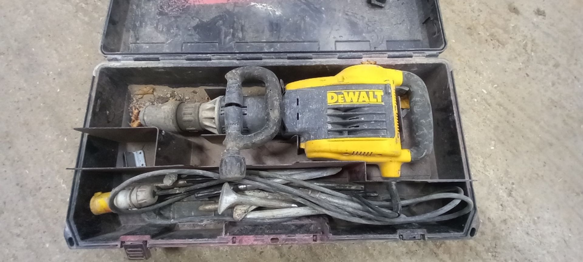 DeWalt 25899 Professional Concrete Breaker