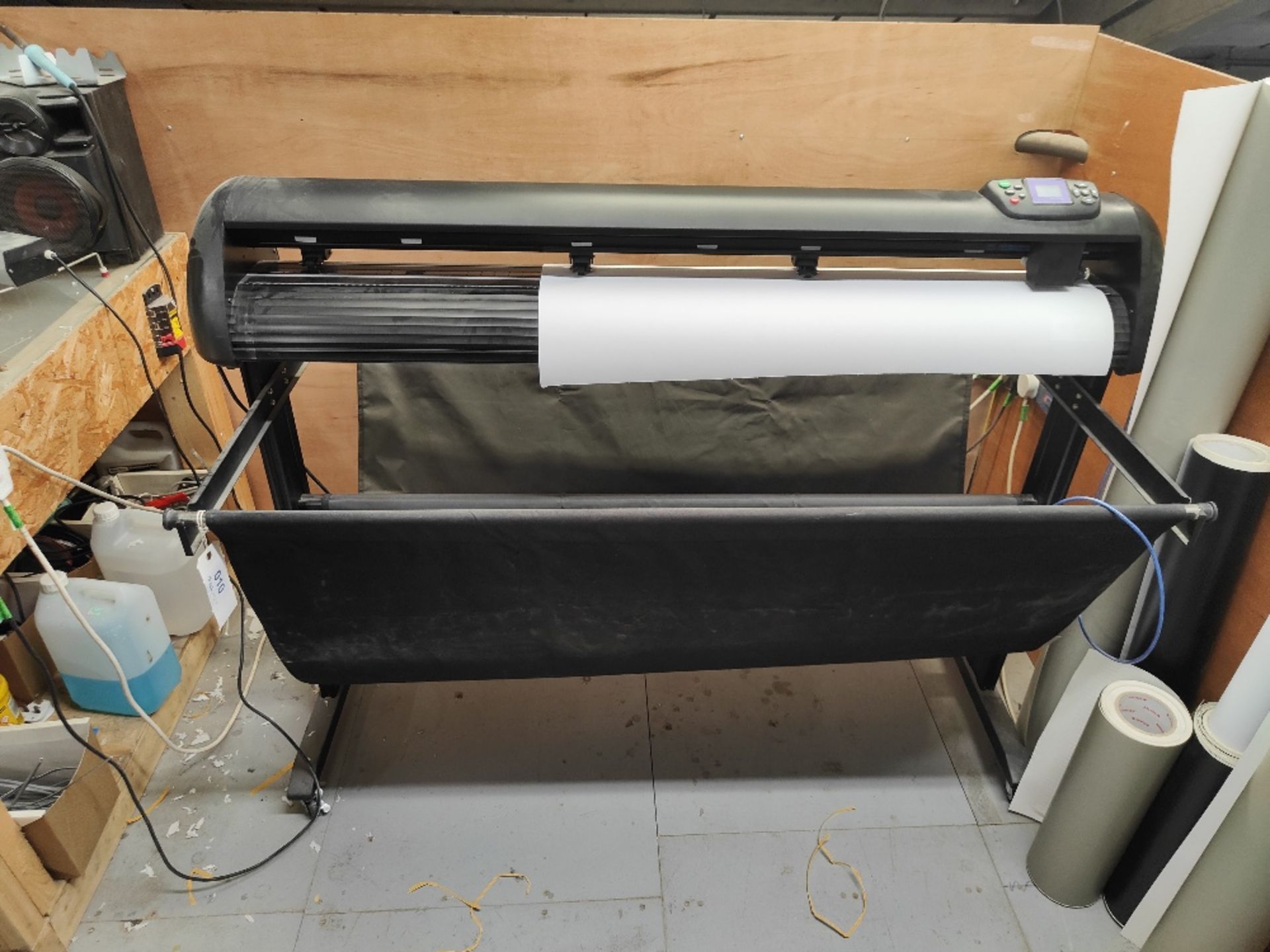Roll-fed Vinyl Cutter with Pentium P4 Control