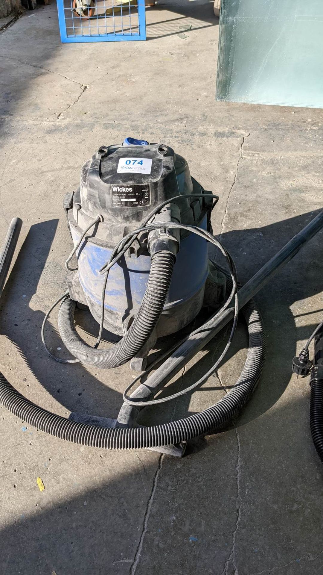 Wickes 1250W Vacuum Cleaner - Image 3 of 3