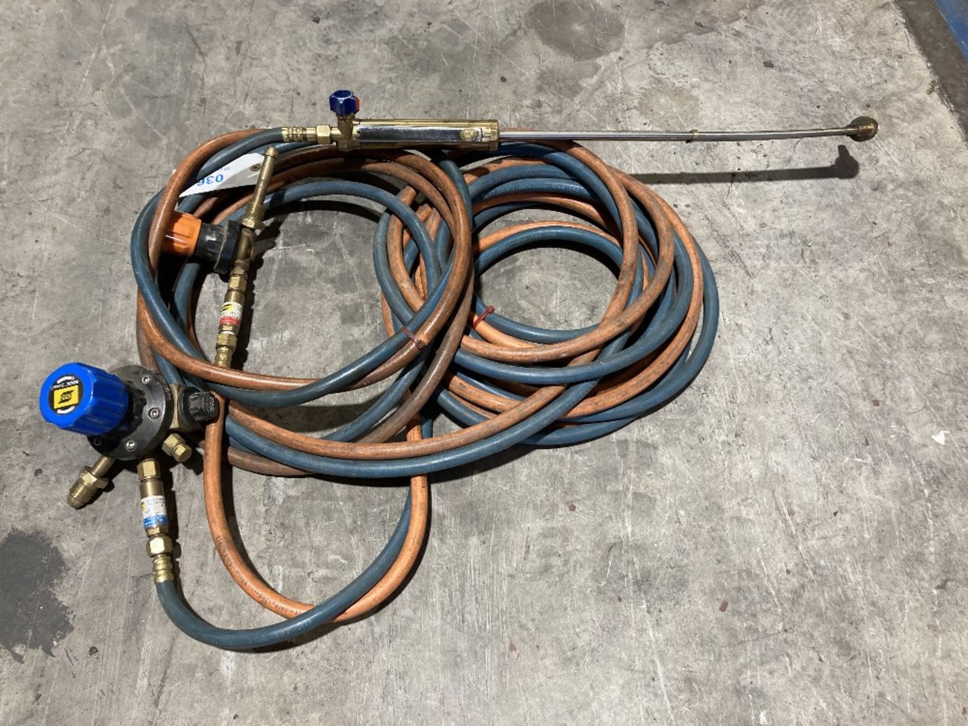 Welding torch with ESAB Edge Series regulator