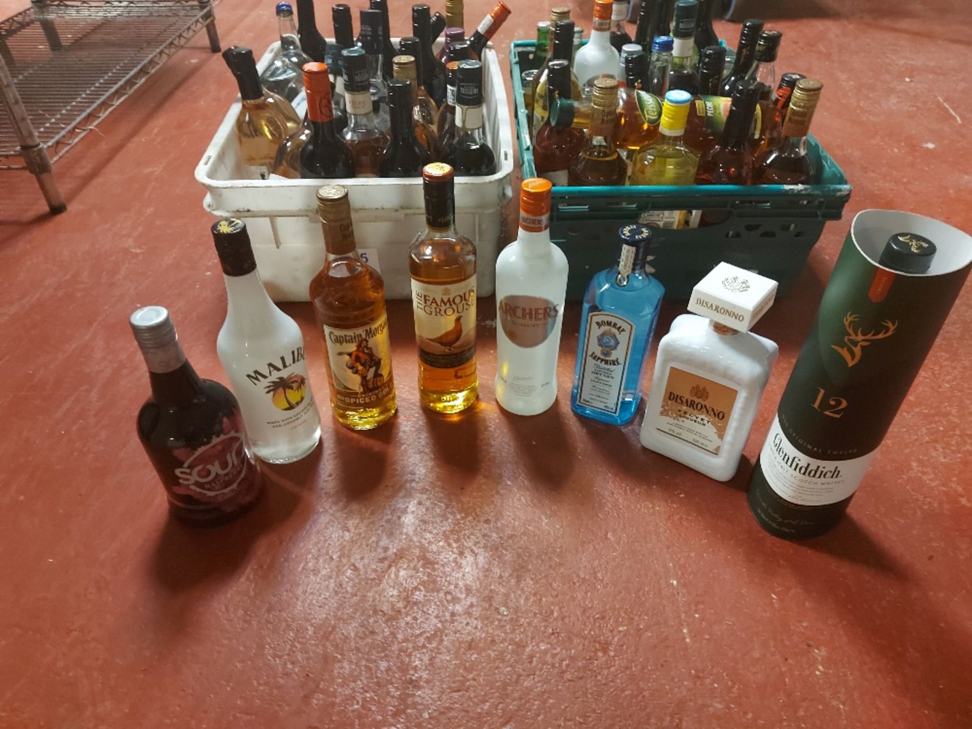 (2) Crates of various alcoholic & non alcoholic drinks to include: - Bild 2 aus 2