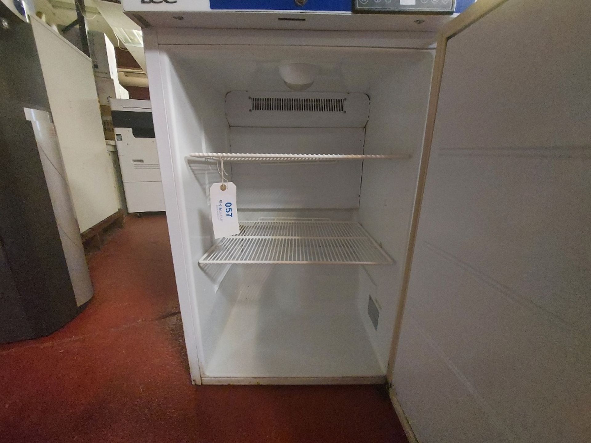 LEC laminate single door under counter refrigerator - Image 3 of 3
