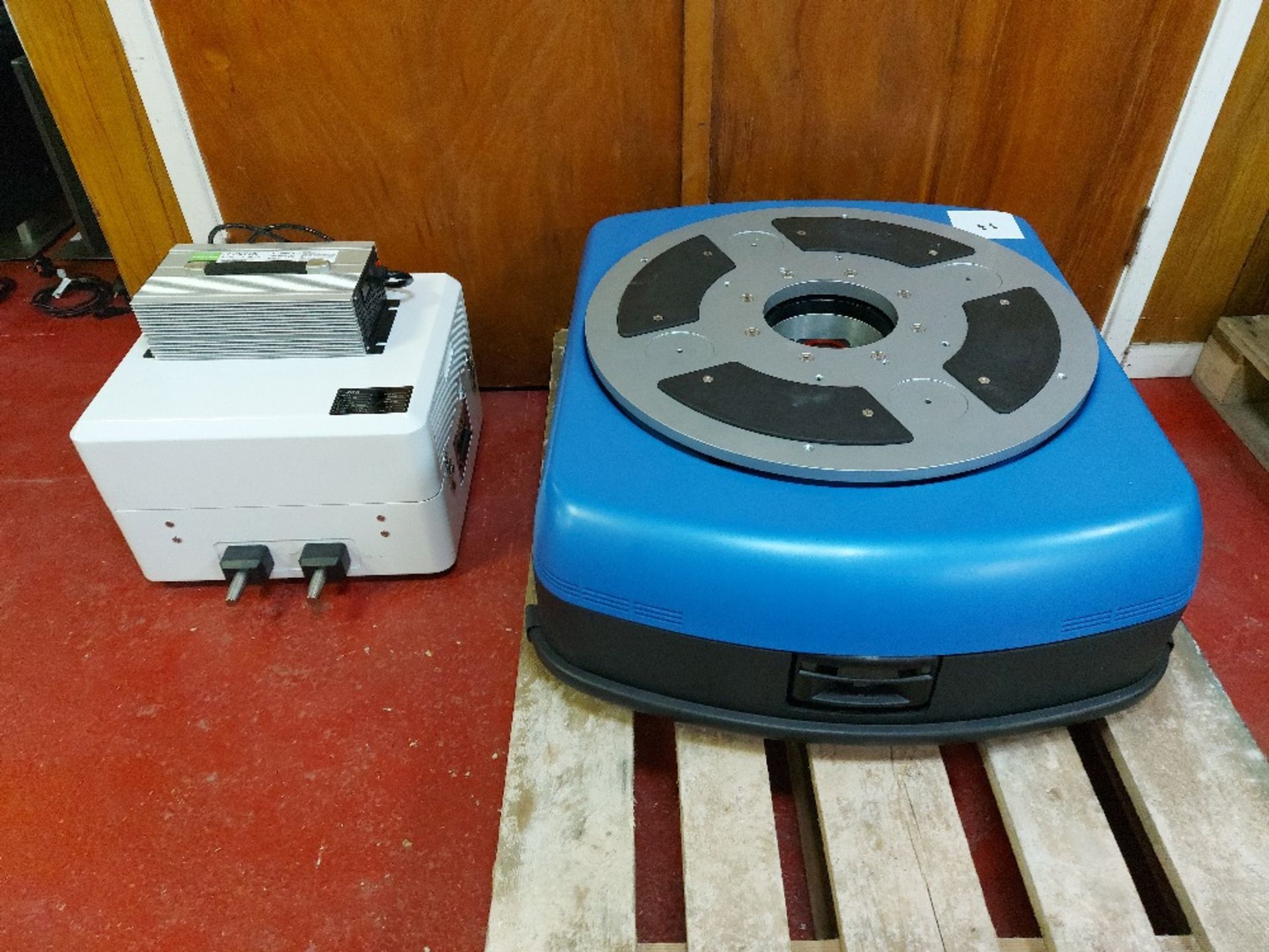 Shenzhen Wellwit Robotics W500QR latent jacking mobile robot with charging dock