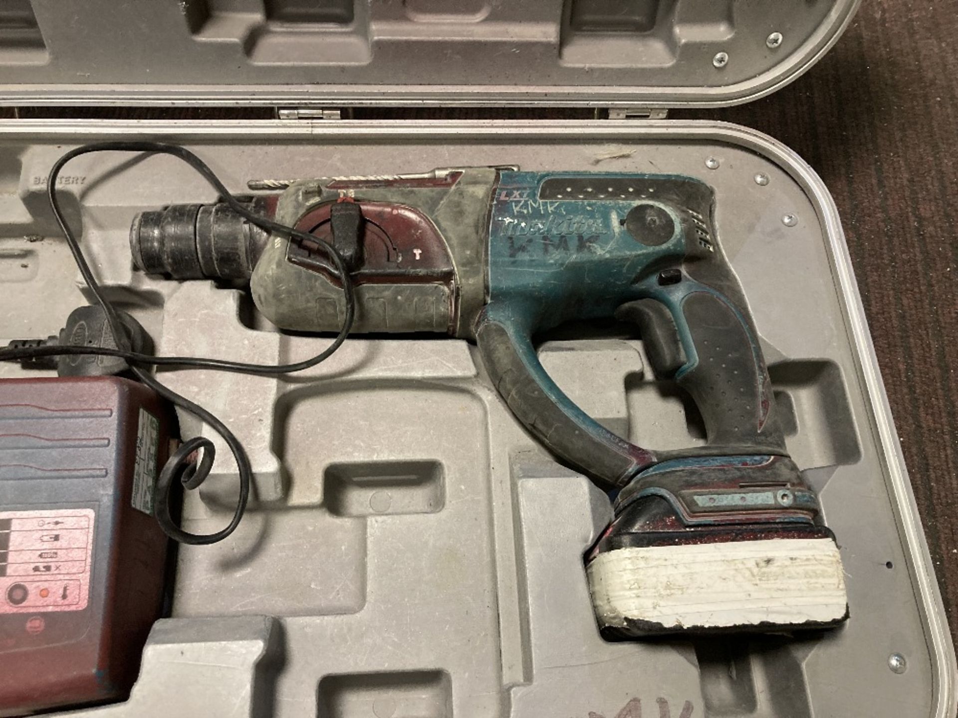 Makita DHR202 Cordless Combination Hammer with Battery Pack And Charger Unit Carrying Case - Image 3 of 6