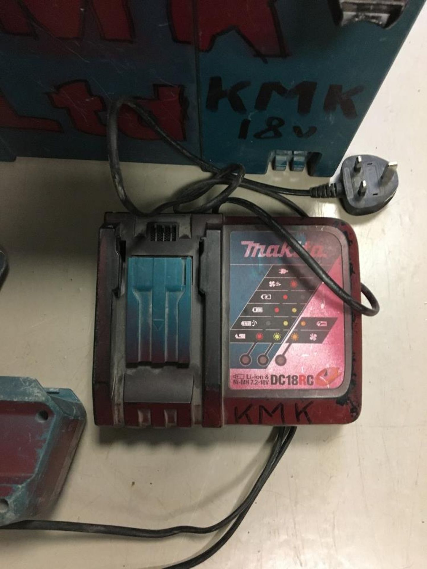 Makita DX02 18v Hepa Filter with Charging Station And Carrying Case - Image 6 of 6