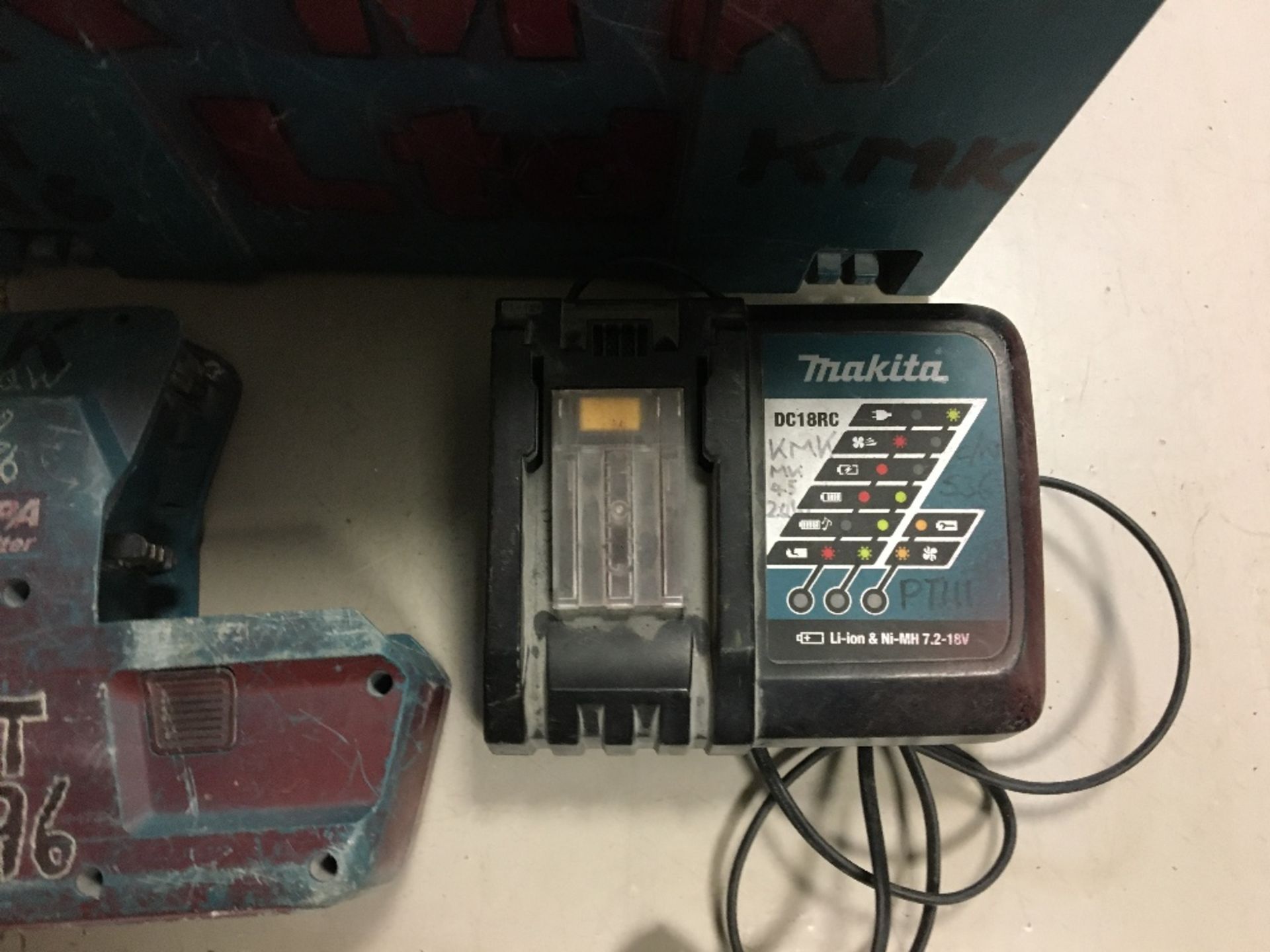 Makita DX02 18v Hepa Filter with Charging Station And Carrying Case - Image 5 of 5