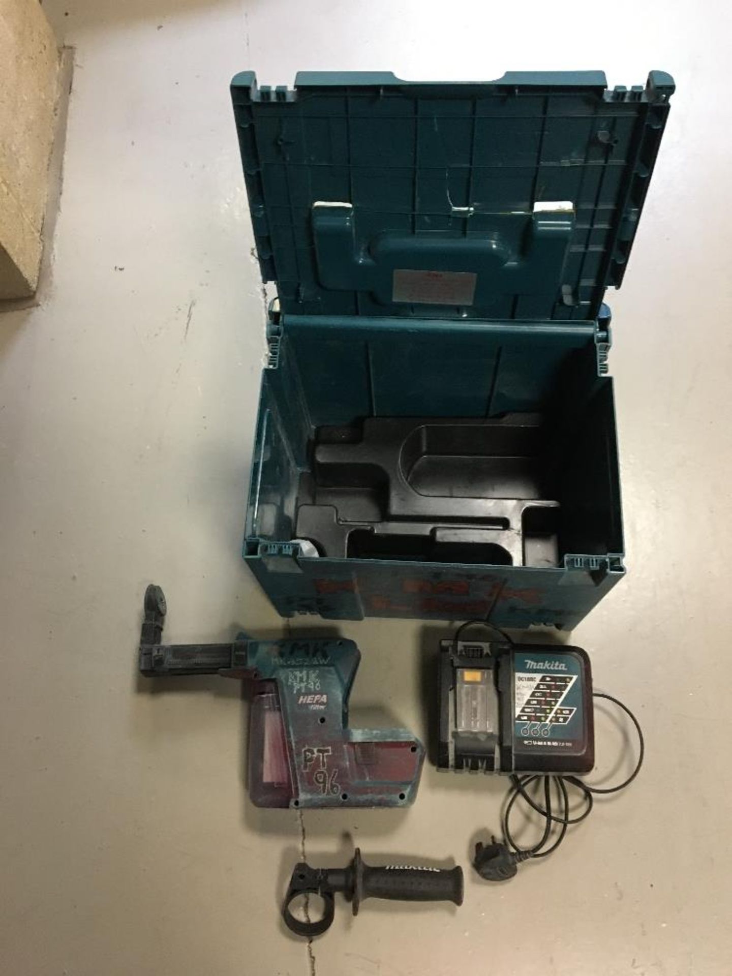 Makita DX02 18v Hepa Filter with Charging Station And Carrying Case - Image 3 of 5