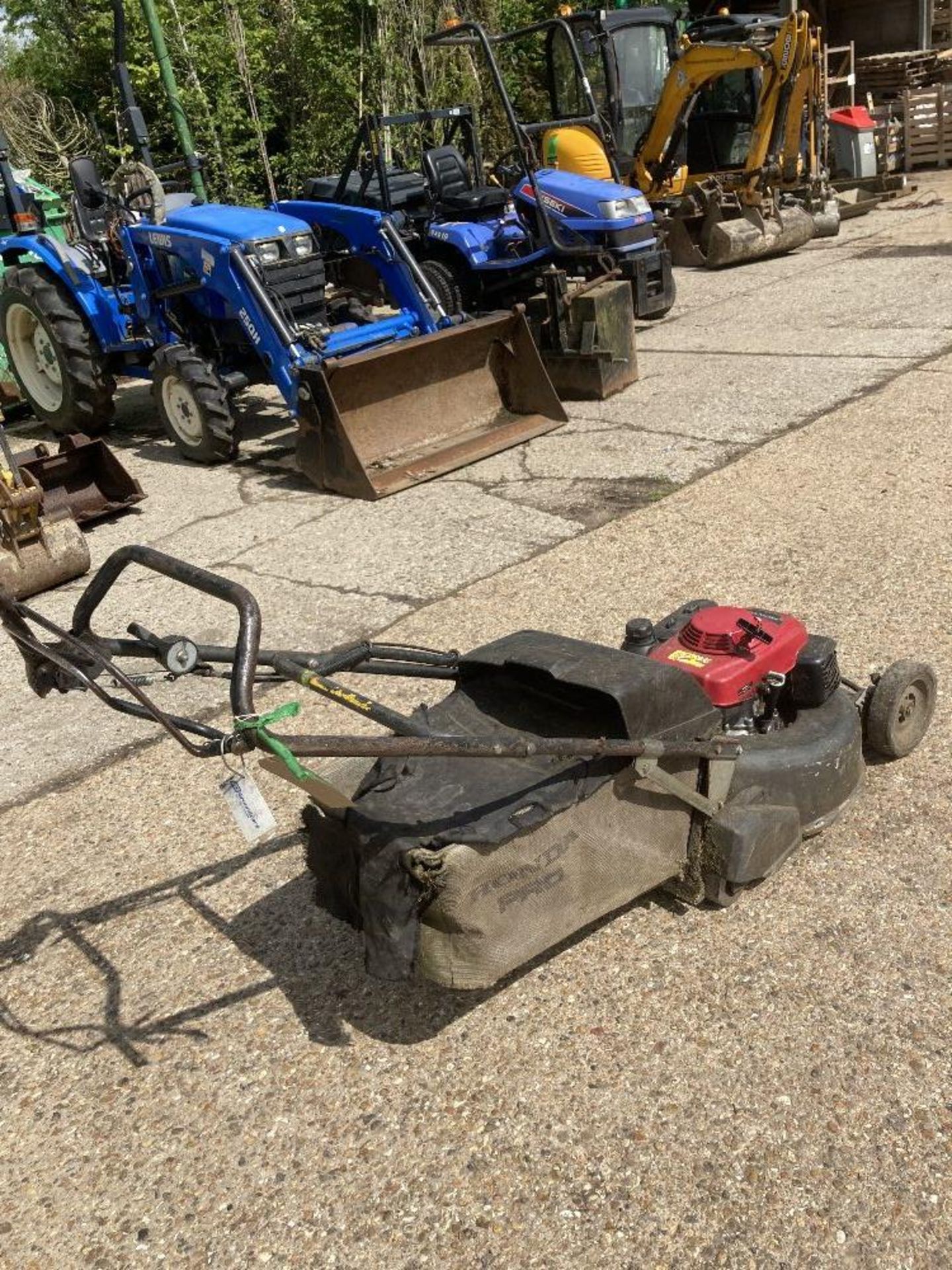 Honda HRH536 QXE Rotary Lawn Mower with Roller - Image 3 of 4