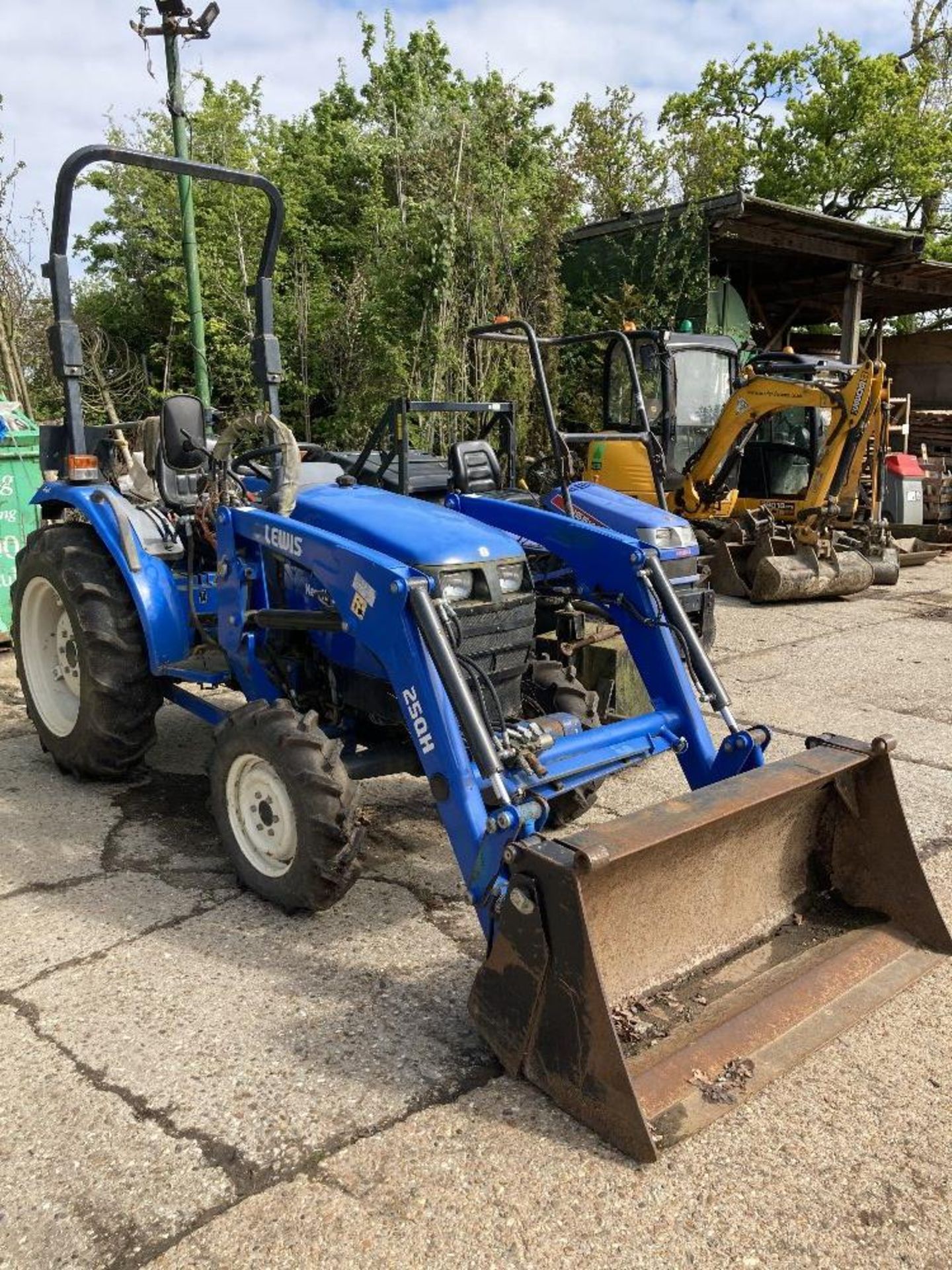 New Holland T1560 4X4 Tractor with Lewis 25QH Compact Tractor Loader - Image 4 of 14