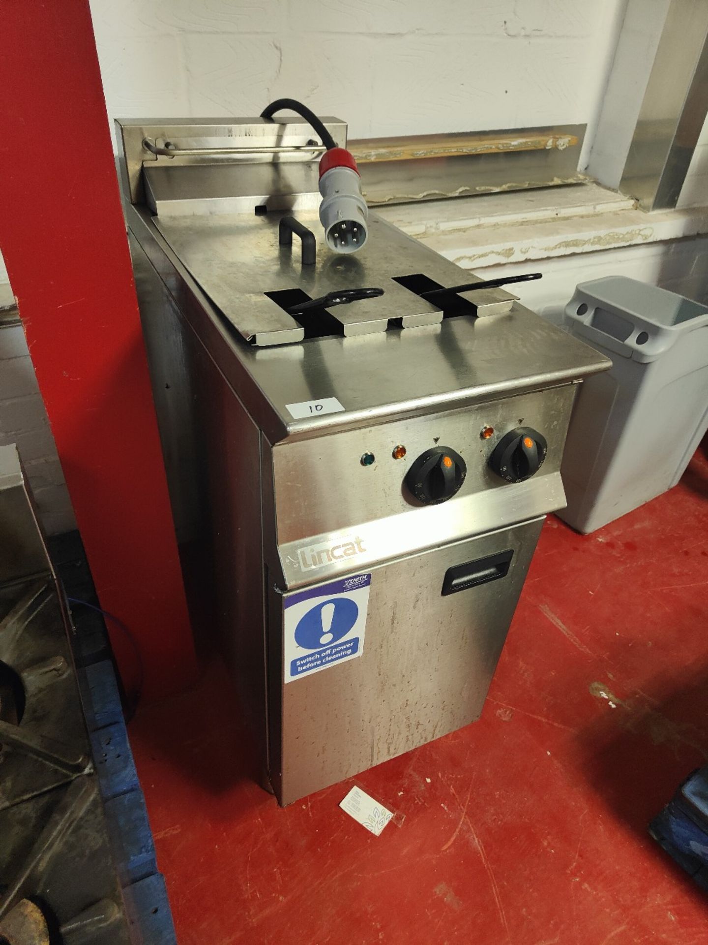 Lincat Floor Standing Twin Tank Deep Fat Fryer - Image 3 of 4