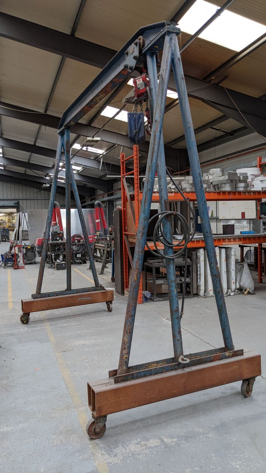 Mobile A frame gantry with electric hoist - Image 2 of 6