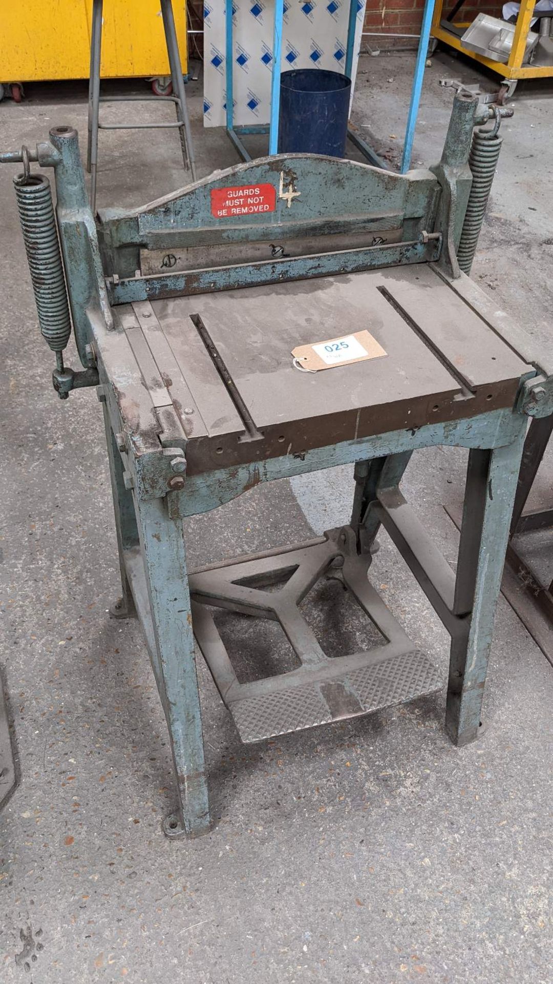 Treadle operated guillotine 16"