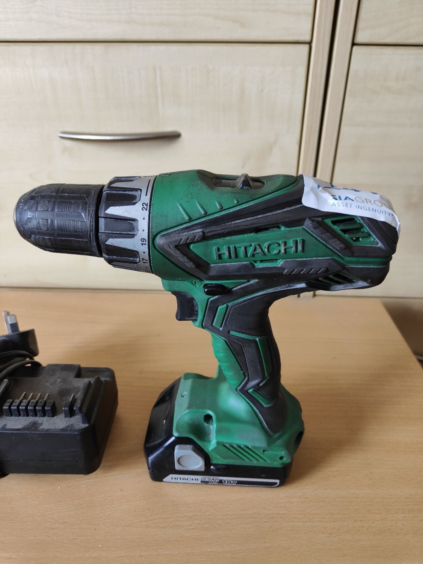 Hitachi cordless drill with battery and charger - Image 2 of 3