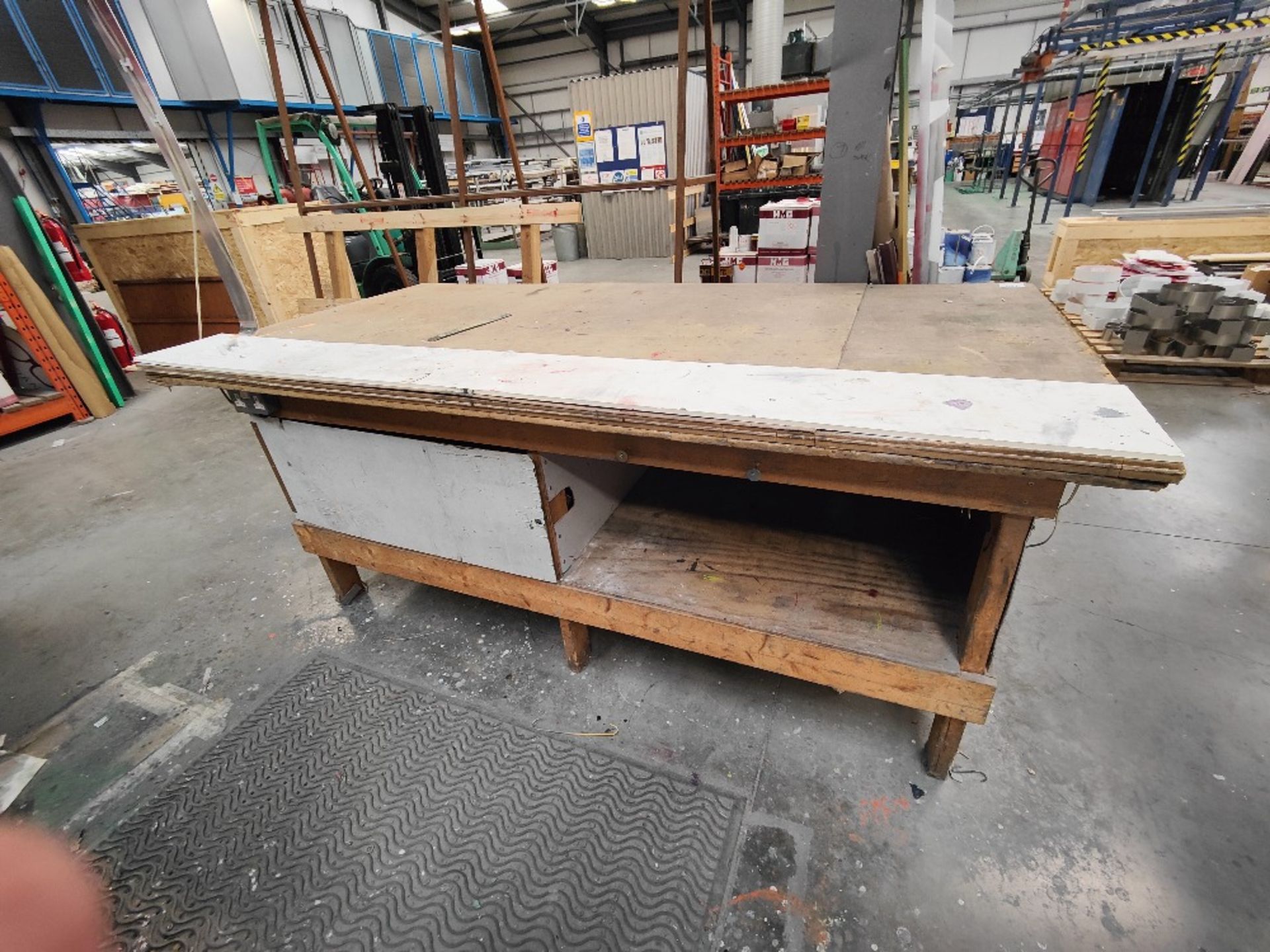 Wooden workbench with contents - Image 2 of 2