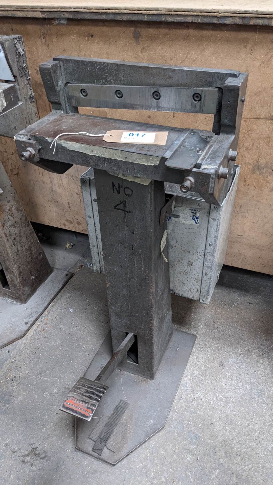 Treadle operated guillotine 12" - Image 2 of 2