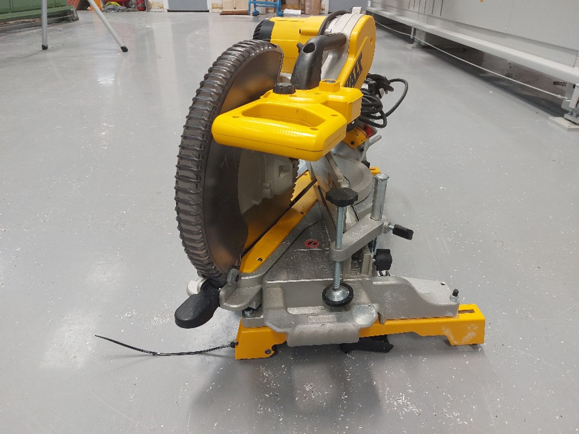 DeWalt DWS780 240v Type 2 Compound Mitre Saw - Image 4 of 7