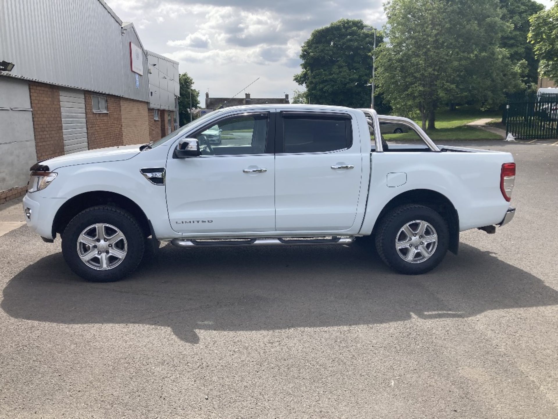 Ford Ranger Limited 3.2TDCI Double Cab Pick Up - Image 3 of 10