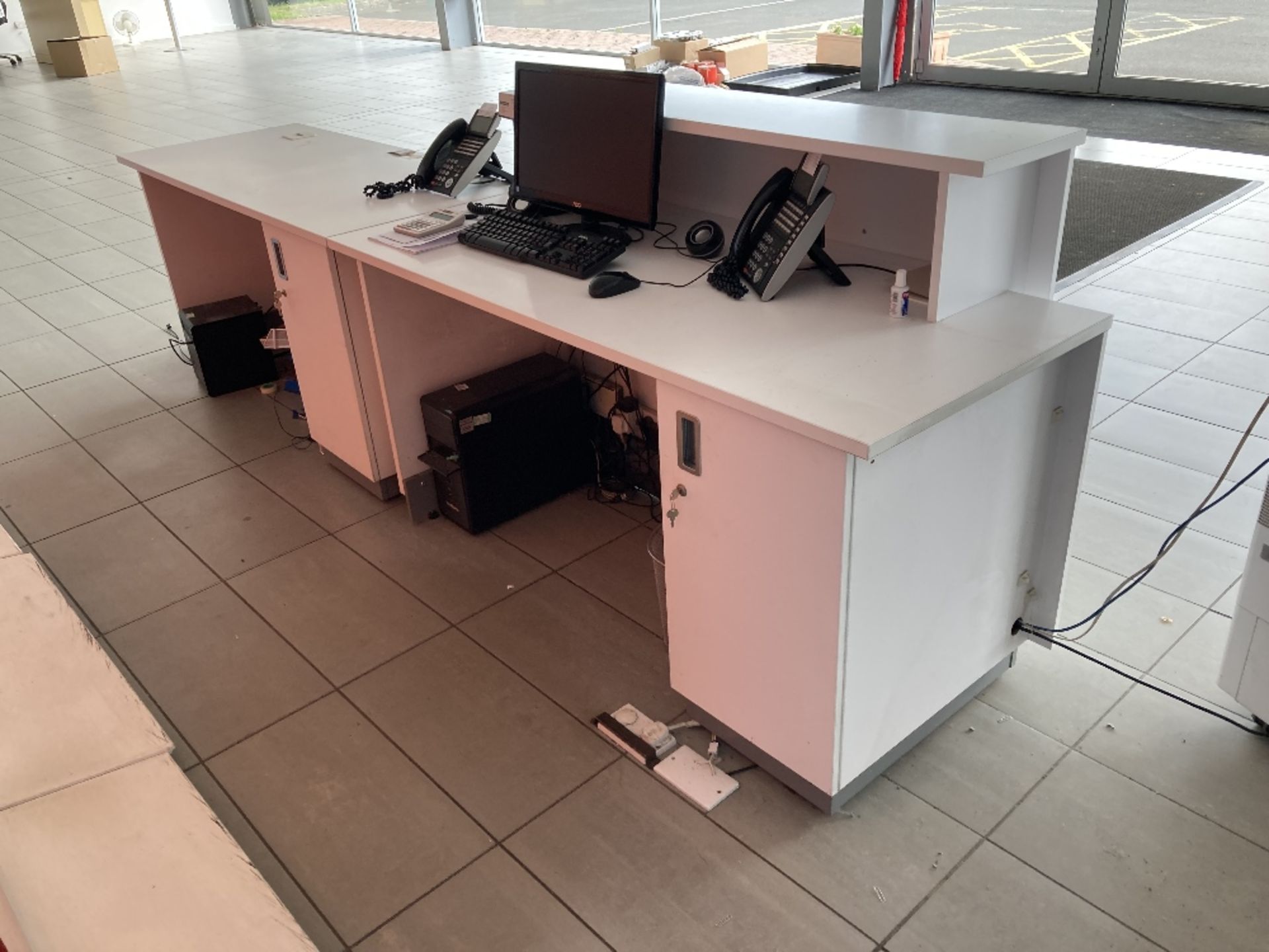 White melamine 2 section reception desk - Image 2 of 2