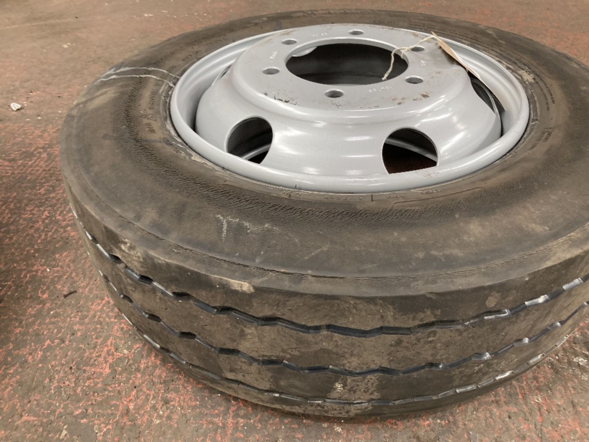 (1) HL3 186788 17.5x6.75 Steel Wheel & Giti GAU867 V1 215/75 R17.5 Used Regroovable Tyre - Image 4 of 5