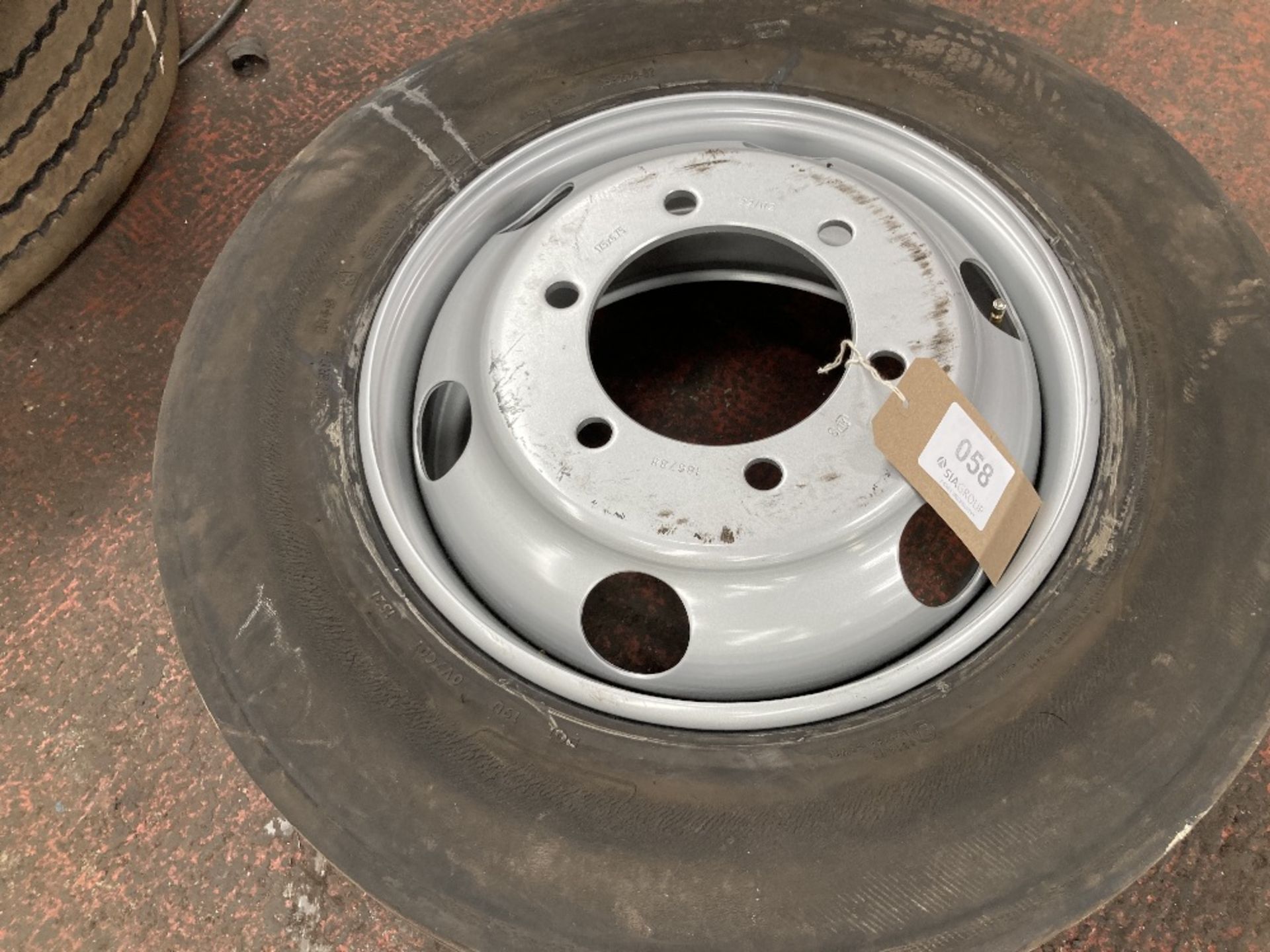 (1) HL3 186788 17.5x6.75 Steel Wheel & Giti GAU867 V1 215/75 R17.5 Used Regroovable Tyre - Image 2 of 5