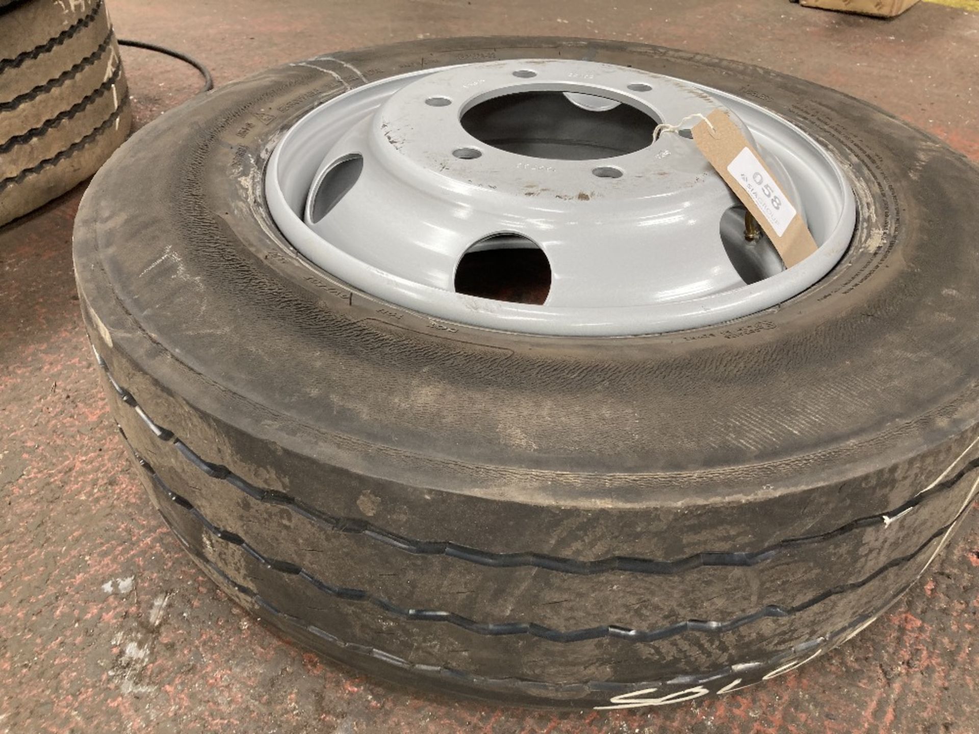 (1) HL3 186788 17.5x6.75 Steel Wheel & Giti GAU867 V1 215/75 R17.5 Used Regroovable Tyre