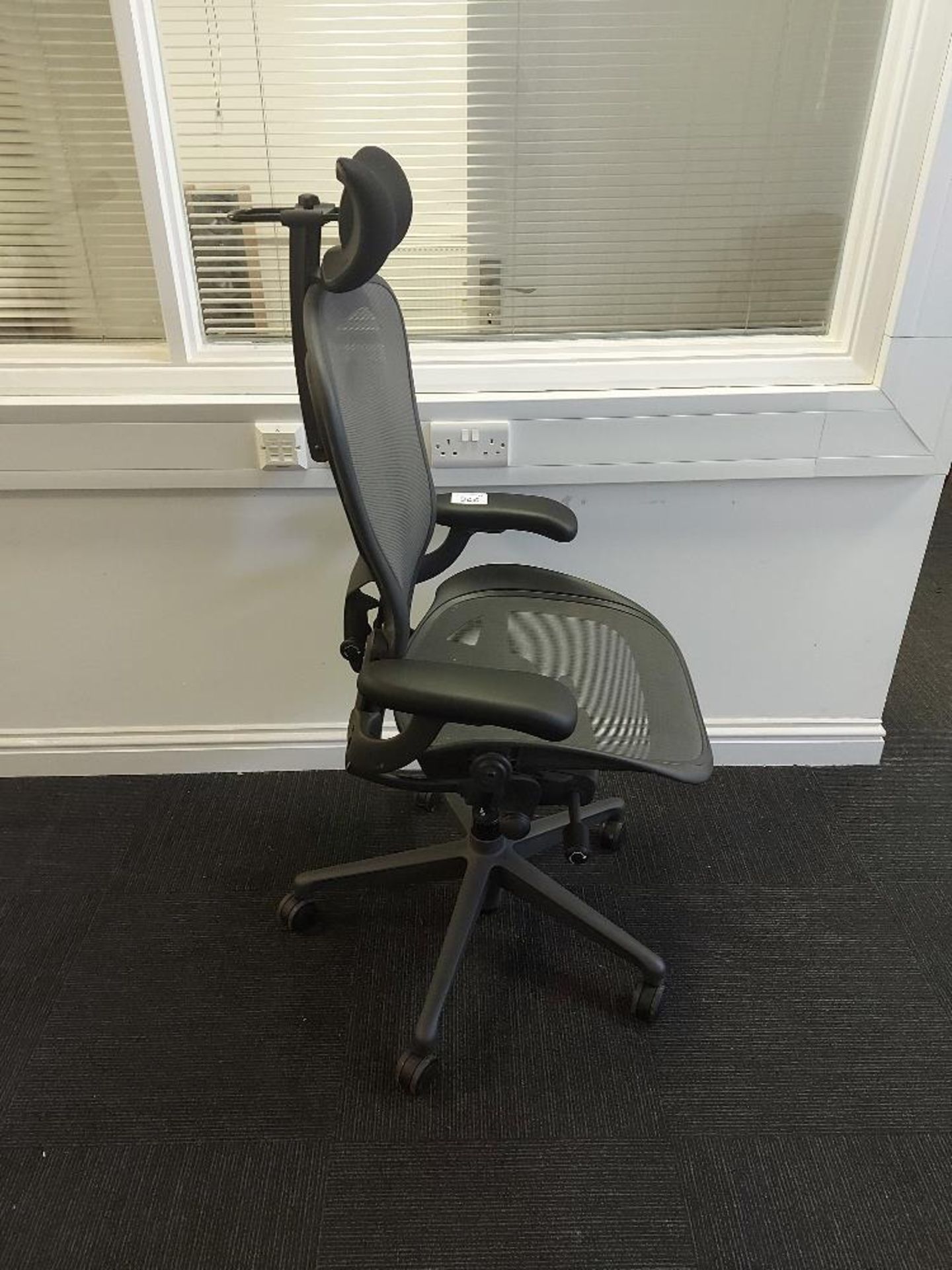 Herman Miller Aeron Mobile Swivel Chair - Bild 3 aus 4