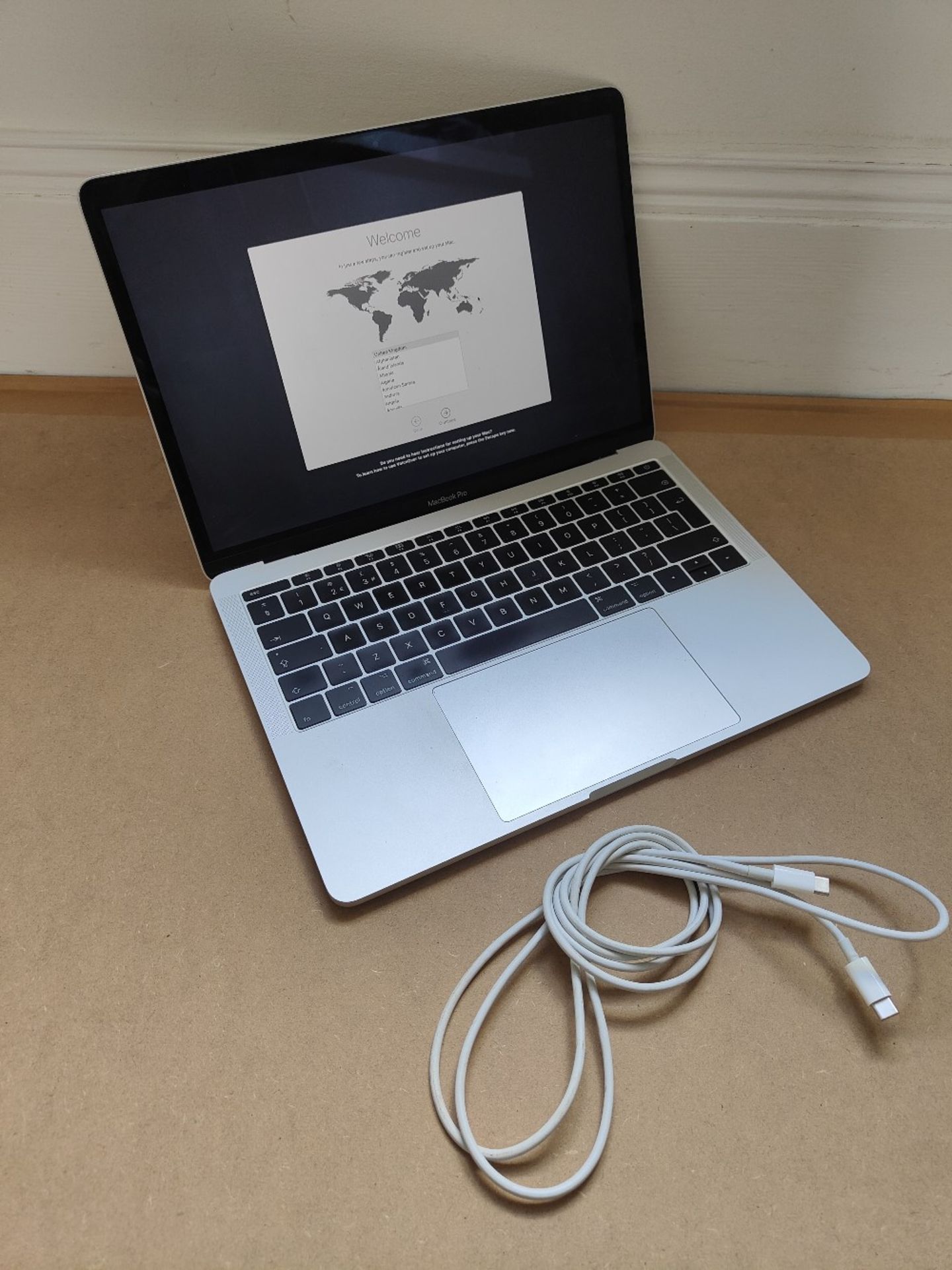 Apple Macbook Pro - 13" (2017) - Intel i5 - Image 2 of 4