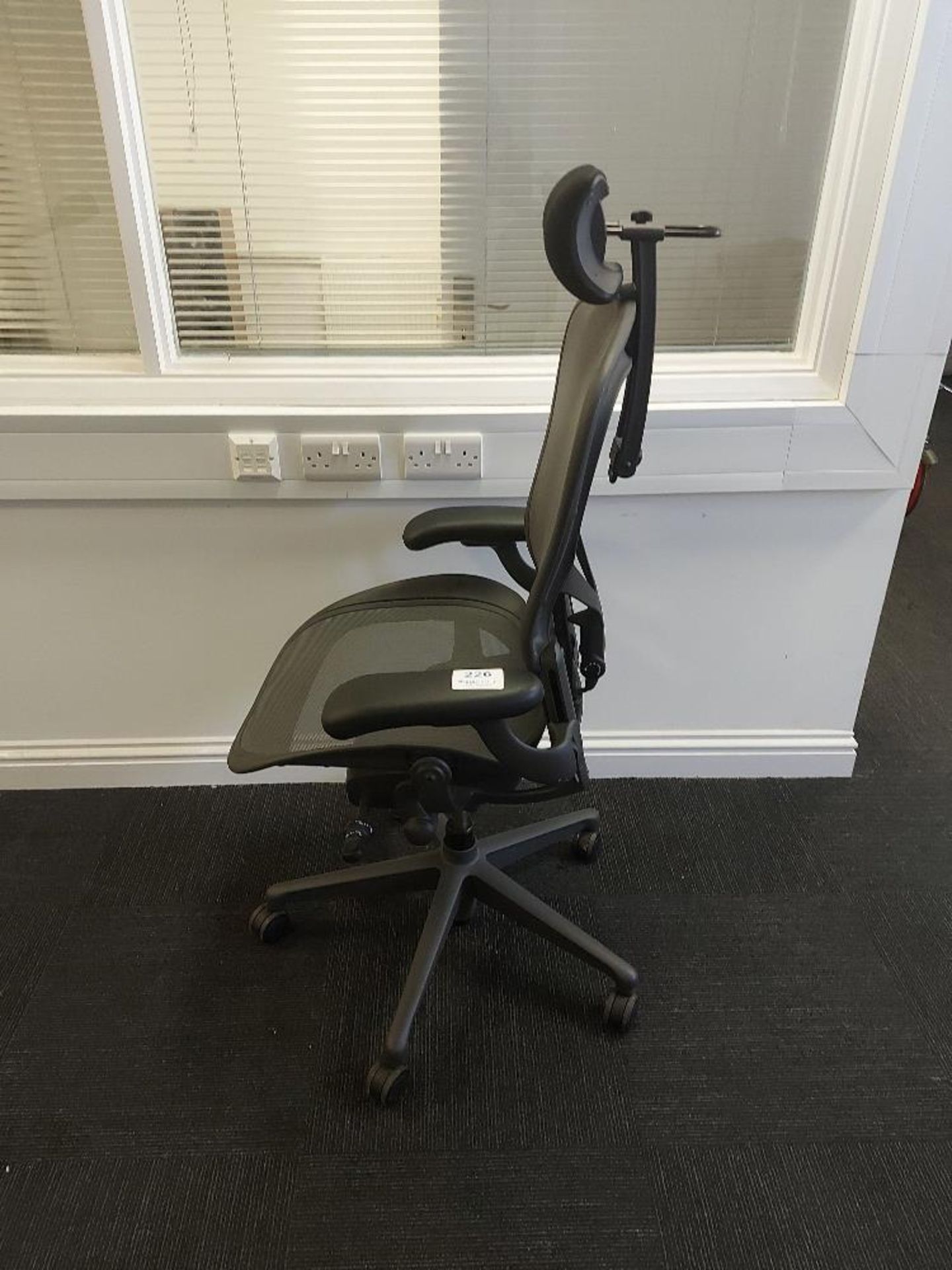 Herman Miller Aeron Mobile Swivel Chair - Bild 4 aus 4