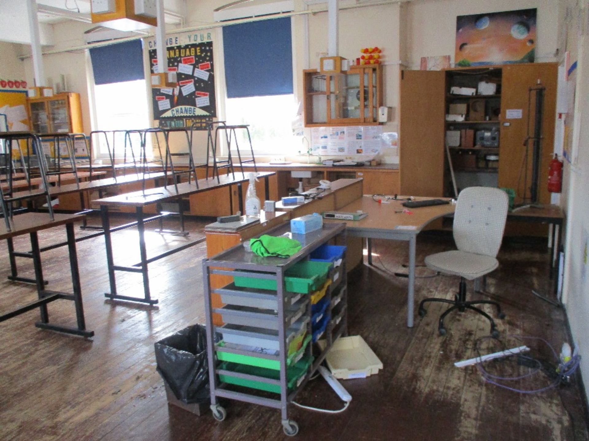 Contents of Classroom - Image 5 of 7