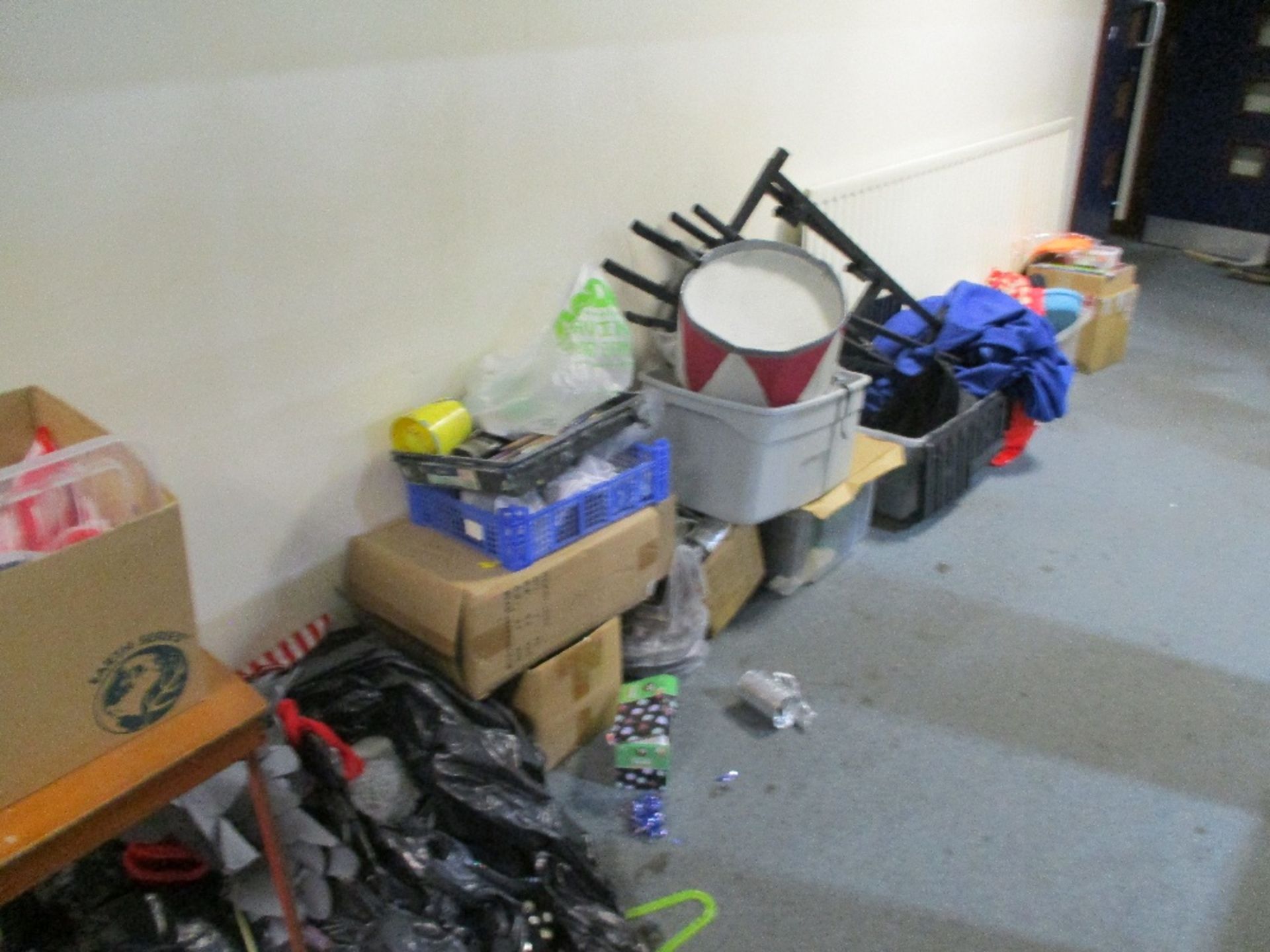 Contents of Sportshall Walk Way - Image 4 of 4