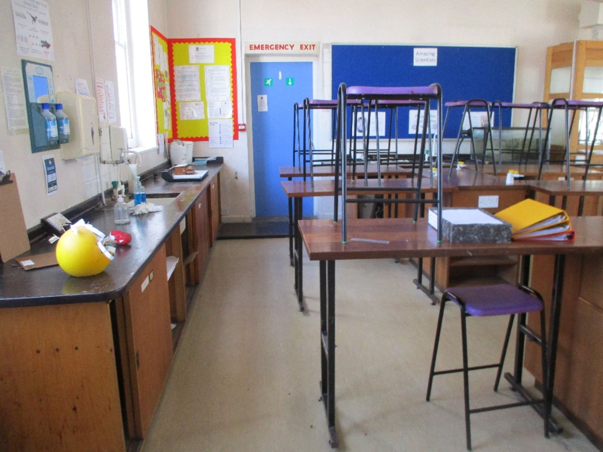 Contents of L8 Science Lab - Image 2 of 5