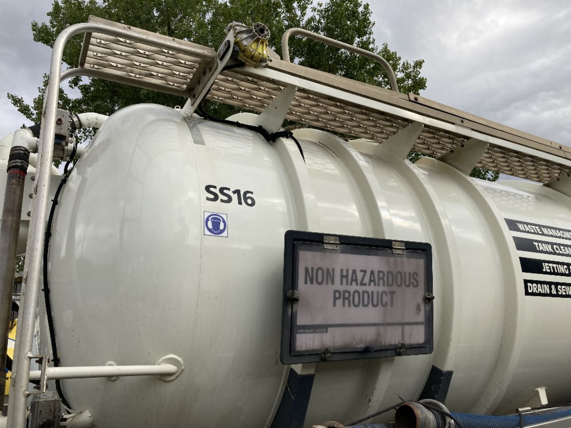 Lakeland tri axle Non Haz Vacuum tanker 30,000L (2015) - Image 16 of 19
