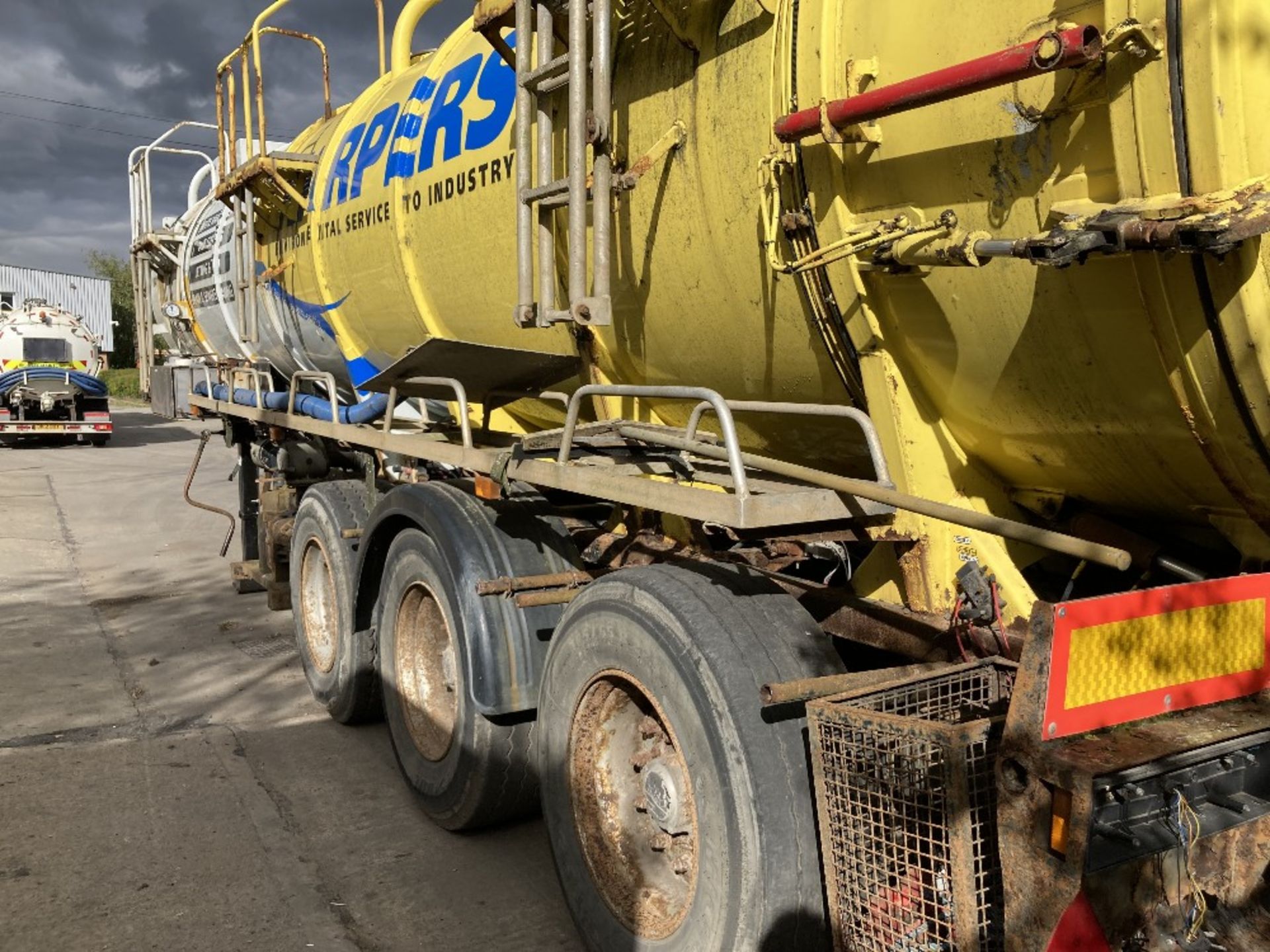 Vallely Tankers RTN Non Haz Vacuum Tri Axle Tanker Trailer - Image 10 of 19