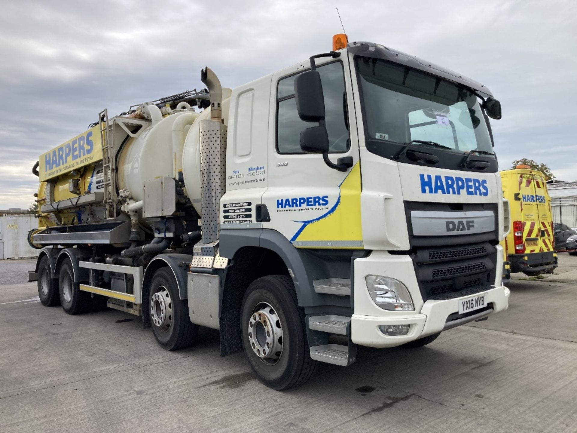 YX16 NVB DAF CF85 440 FAD Constructor 8x4. Kaiser/Vallely recycling drain cleaner 3500 gallons split