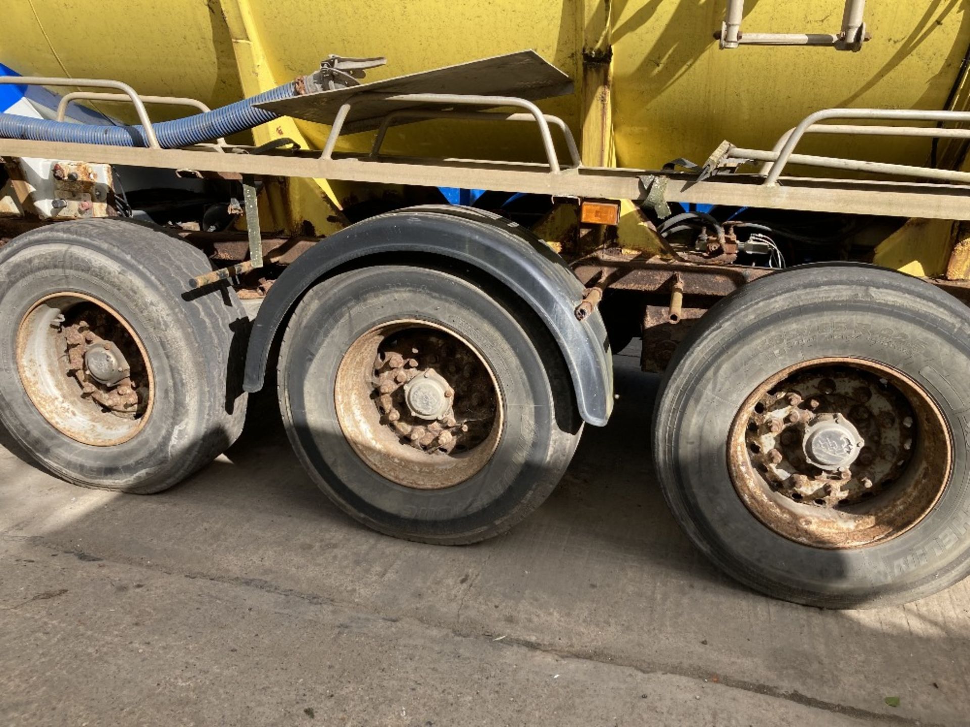 Vallely Tankers RTN Non Haz Vacuum Tri Axle Tanker Trailer - Image 12 of 19