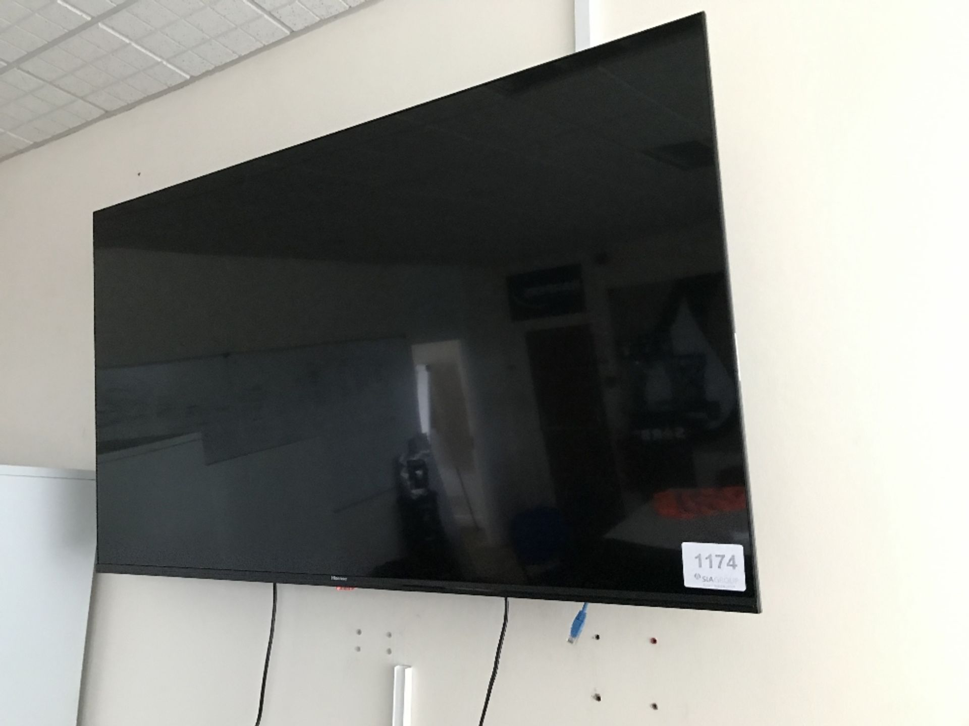 Hisense Approximately 50Inch Television With Wall Mounted Bracket, Remote, HDMI Cables - Image 3 of 4