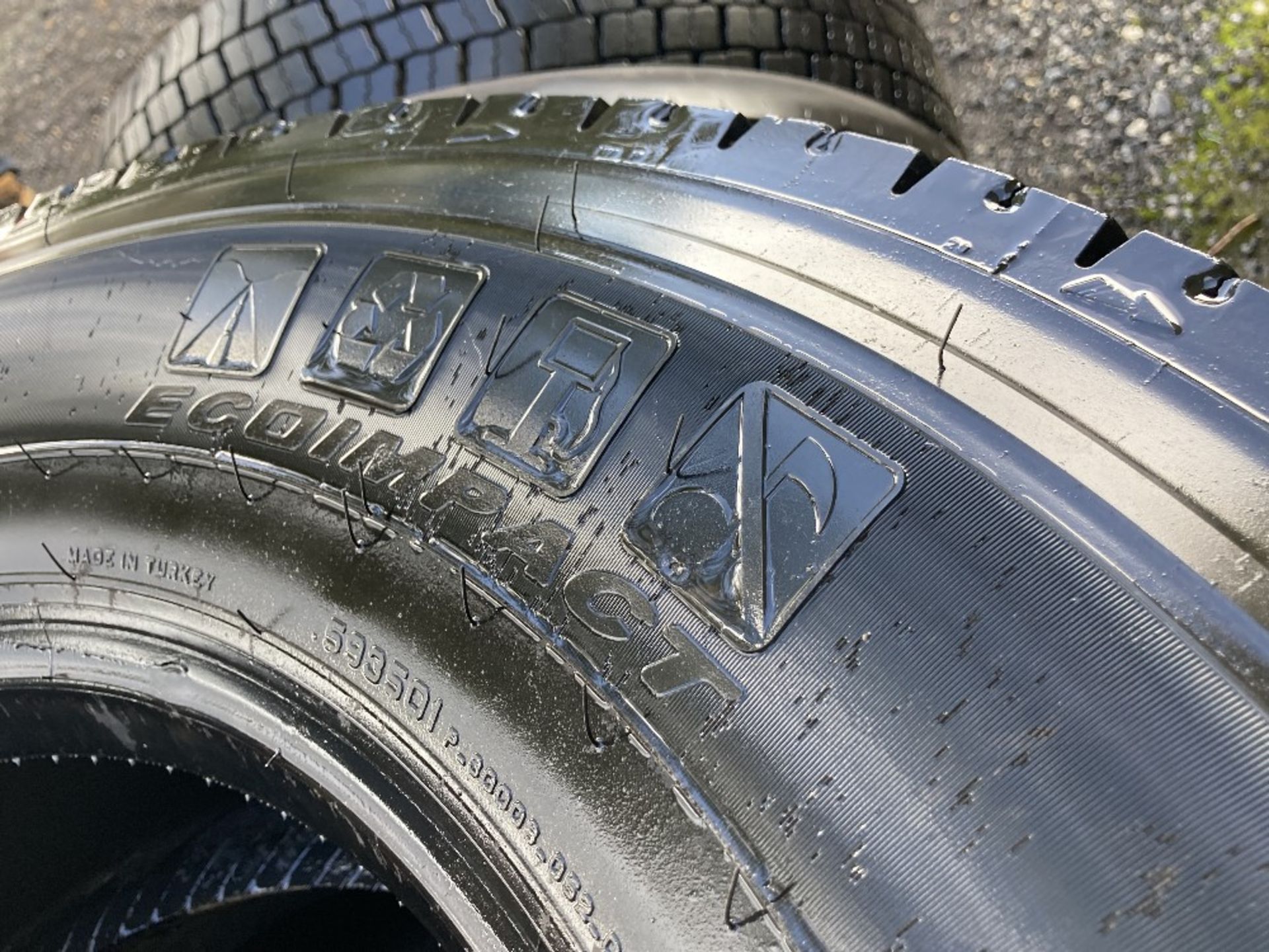 (6) Pirelli TR-01 radial tubeless regroovable HGV tyres - Image 4 of 6