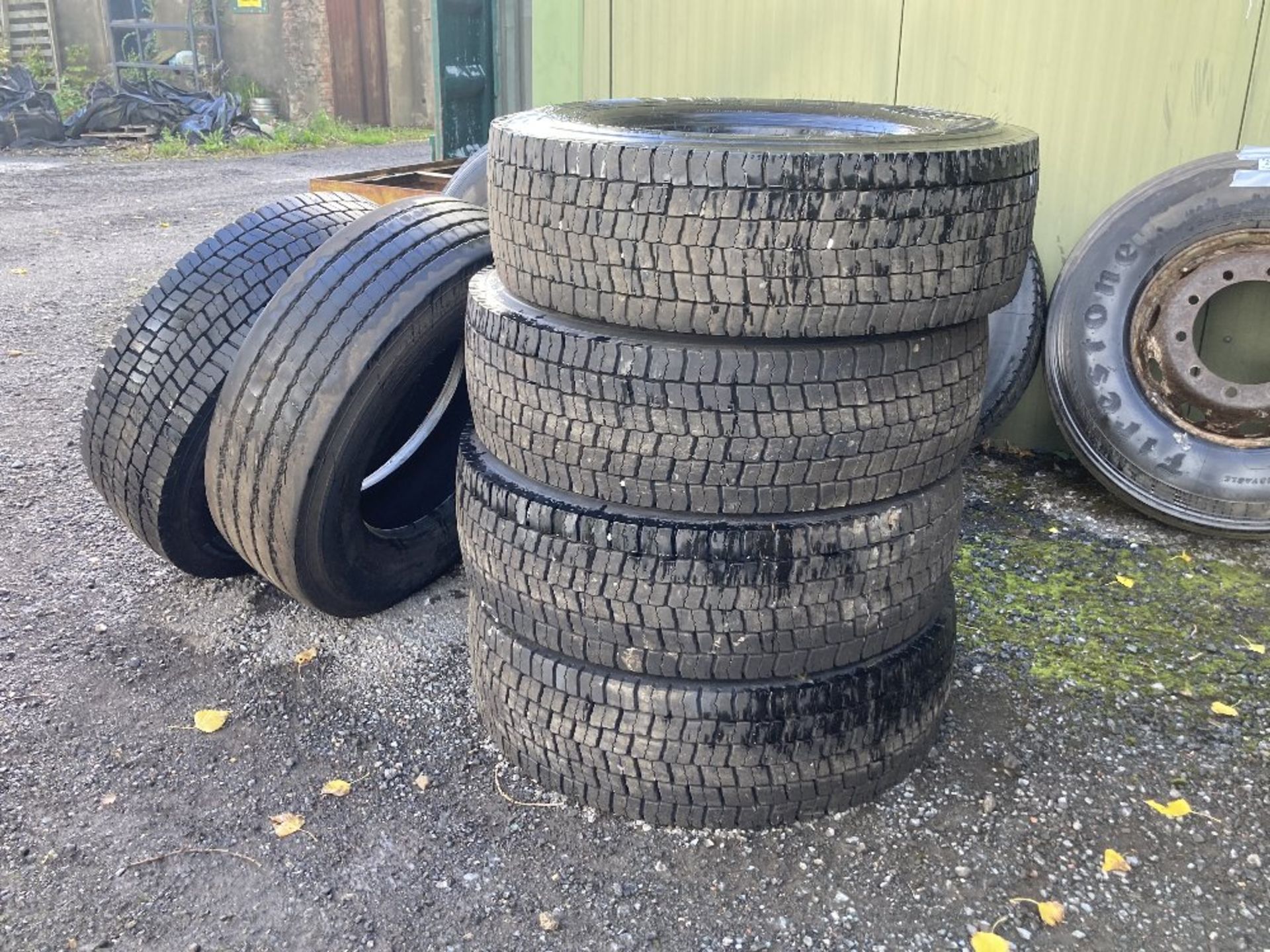 (6) Pirelli TR-01 radial tubeless regroovable HGV tyres