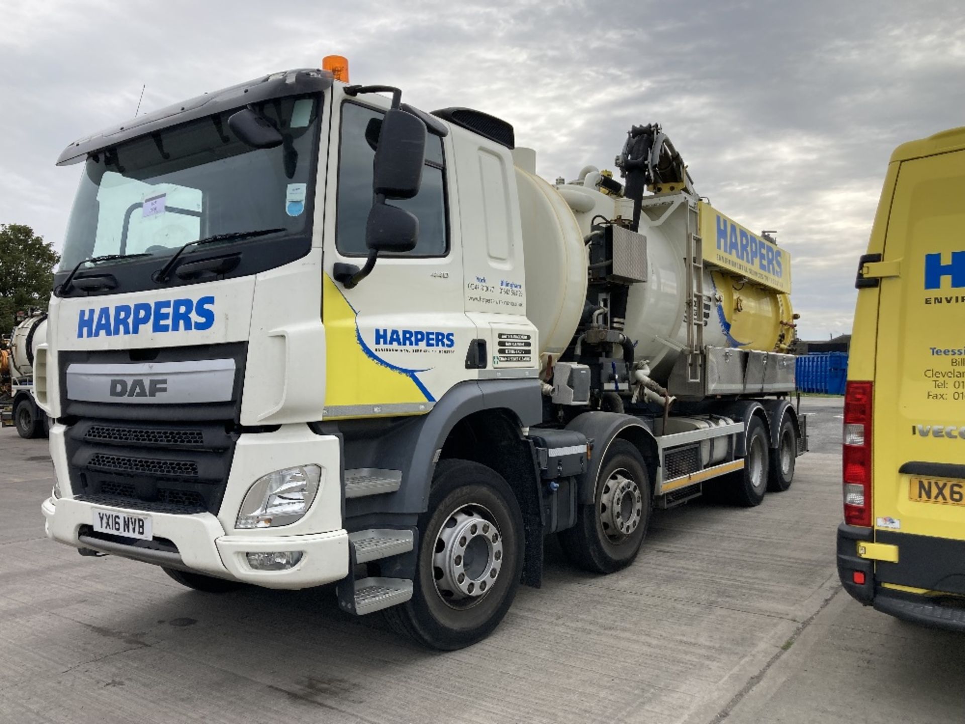 YX16 NVB DAF CF85 440 FAD Constructor 8x4. Kaiser/Vallely recycling drain cleaner 3500 gallons split - Bild 3 aus 43