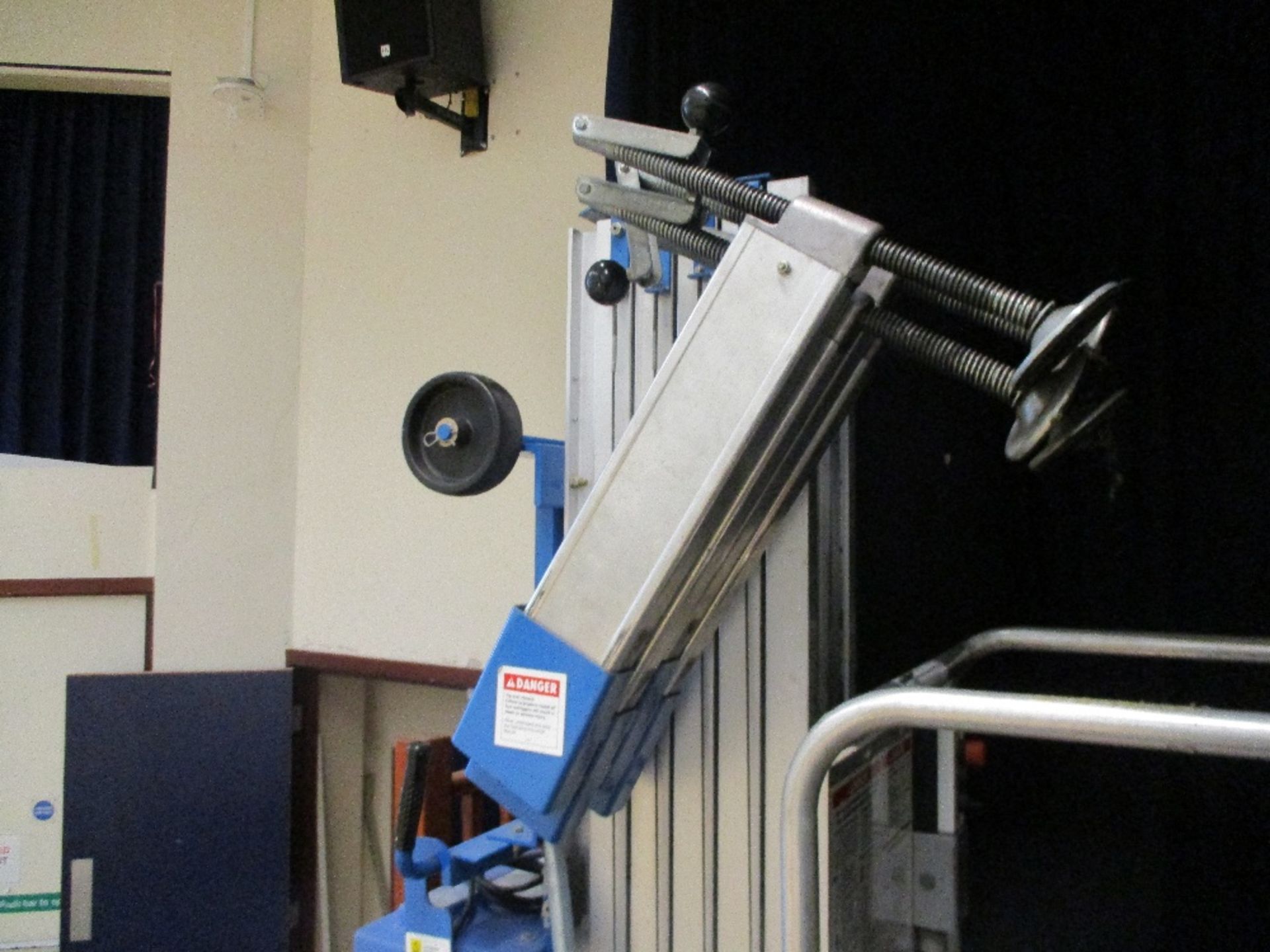 Genie AWP-24 Electric Pedestrian Access Hoist - Image 4 of 7