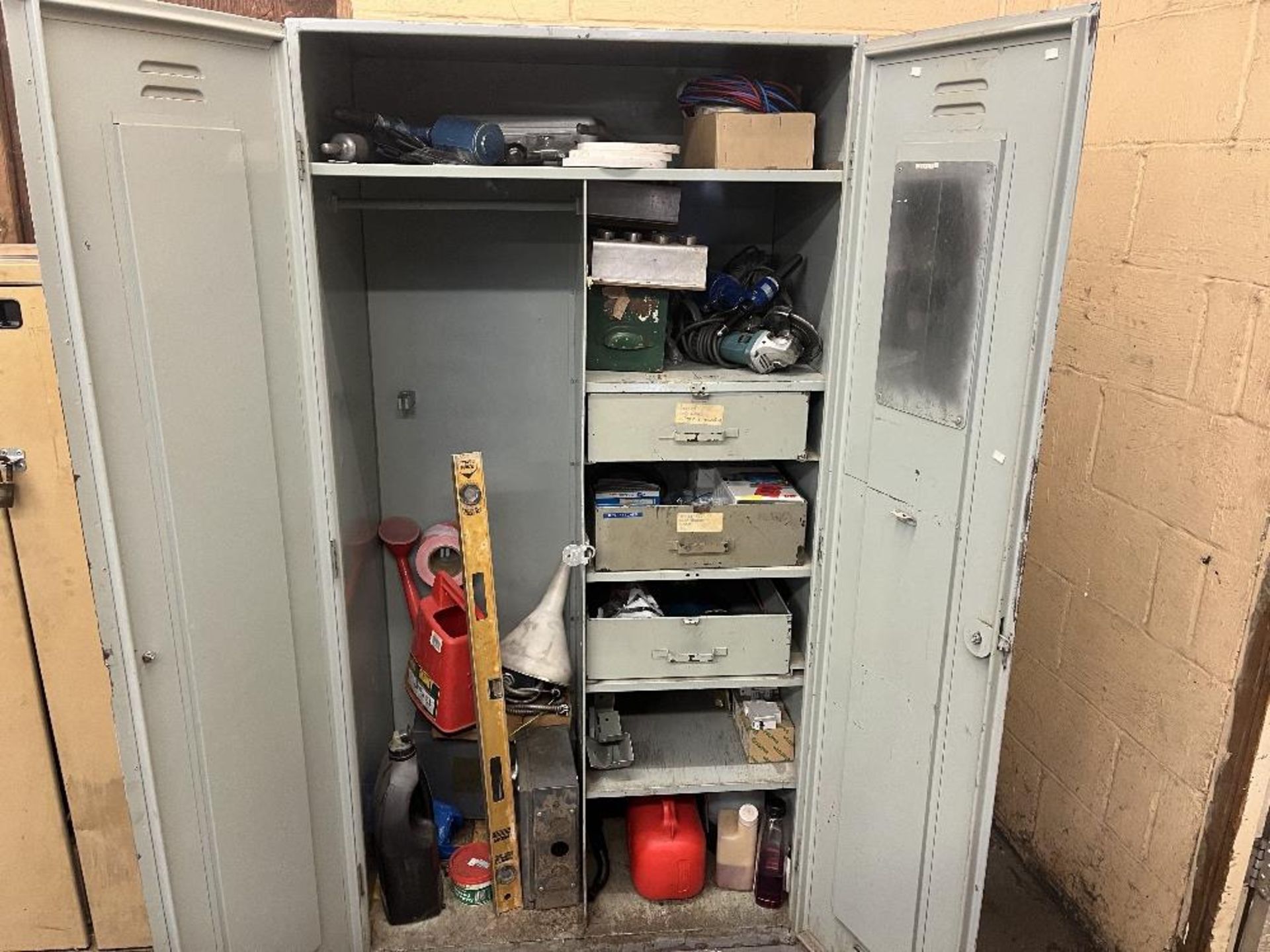 Cupboard with contents - Image 2 of 6
