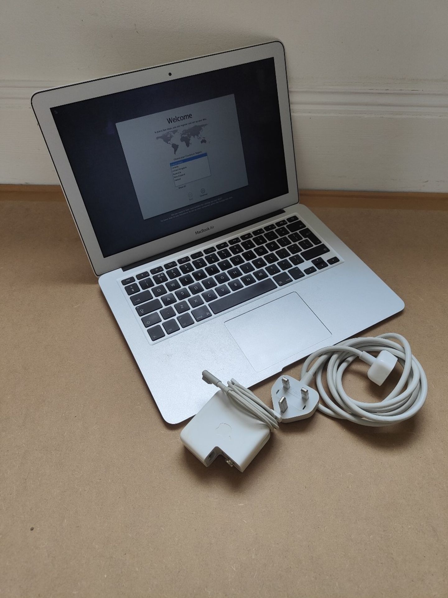 Apple Macbook Air - 13" (2011) - Intel i7 - Image 2 of 4