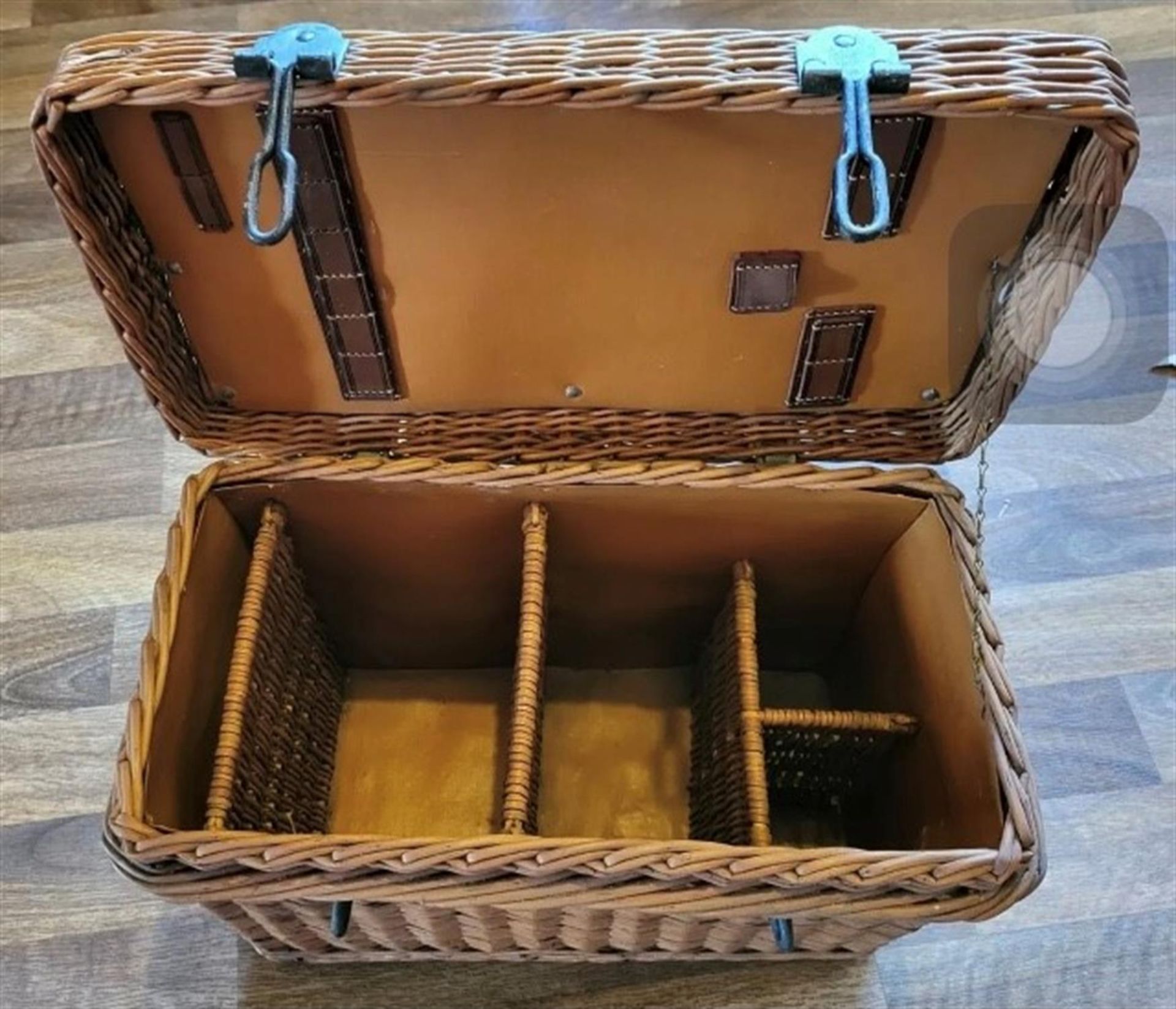 A Superb Vintage Wicker Automotive Picnic Case - Image 4 of 10