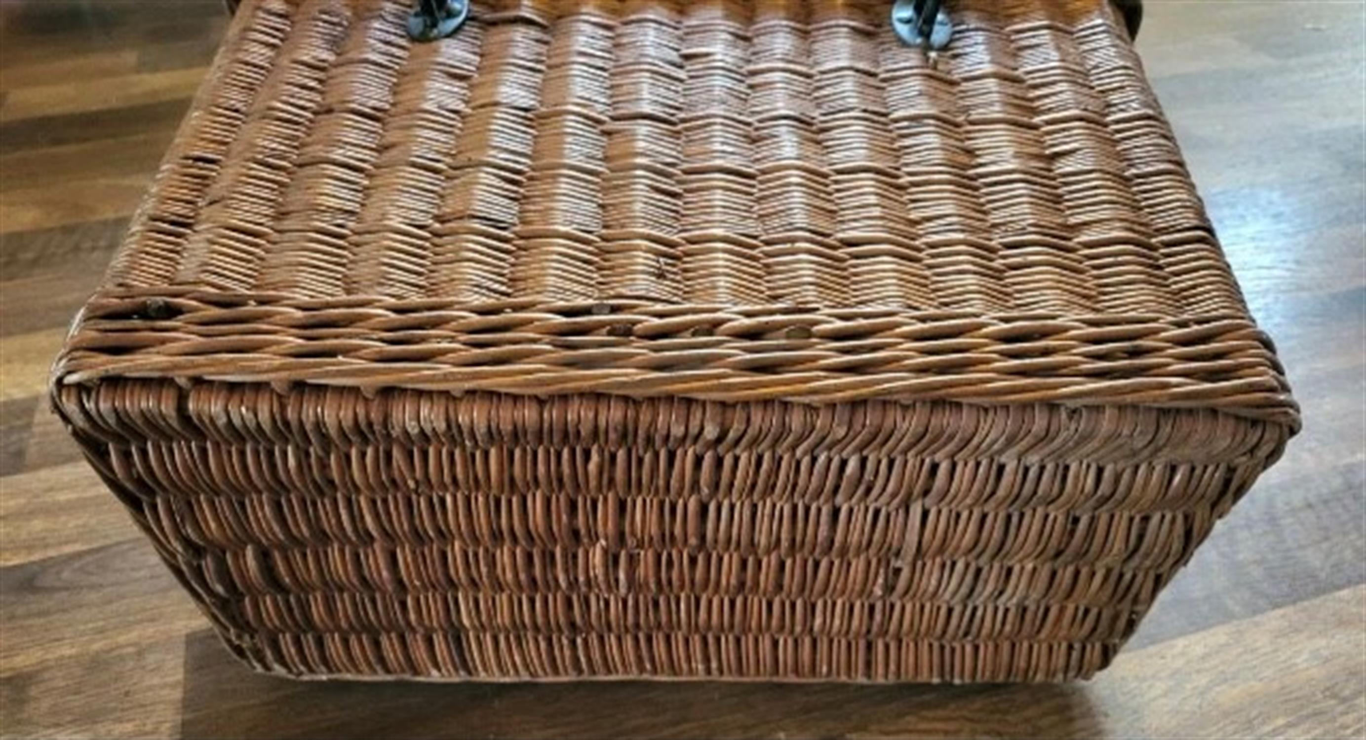 A Superb Vintage Wicker Automotive Picnic Case - Image 6 of 10