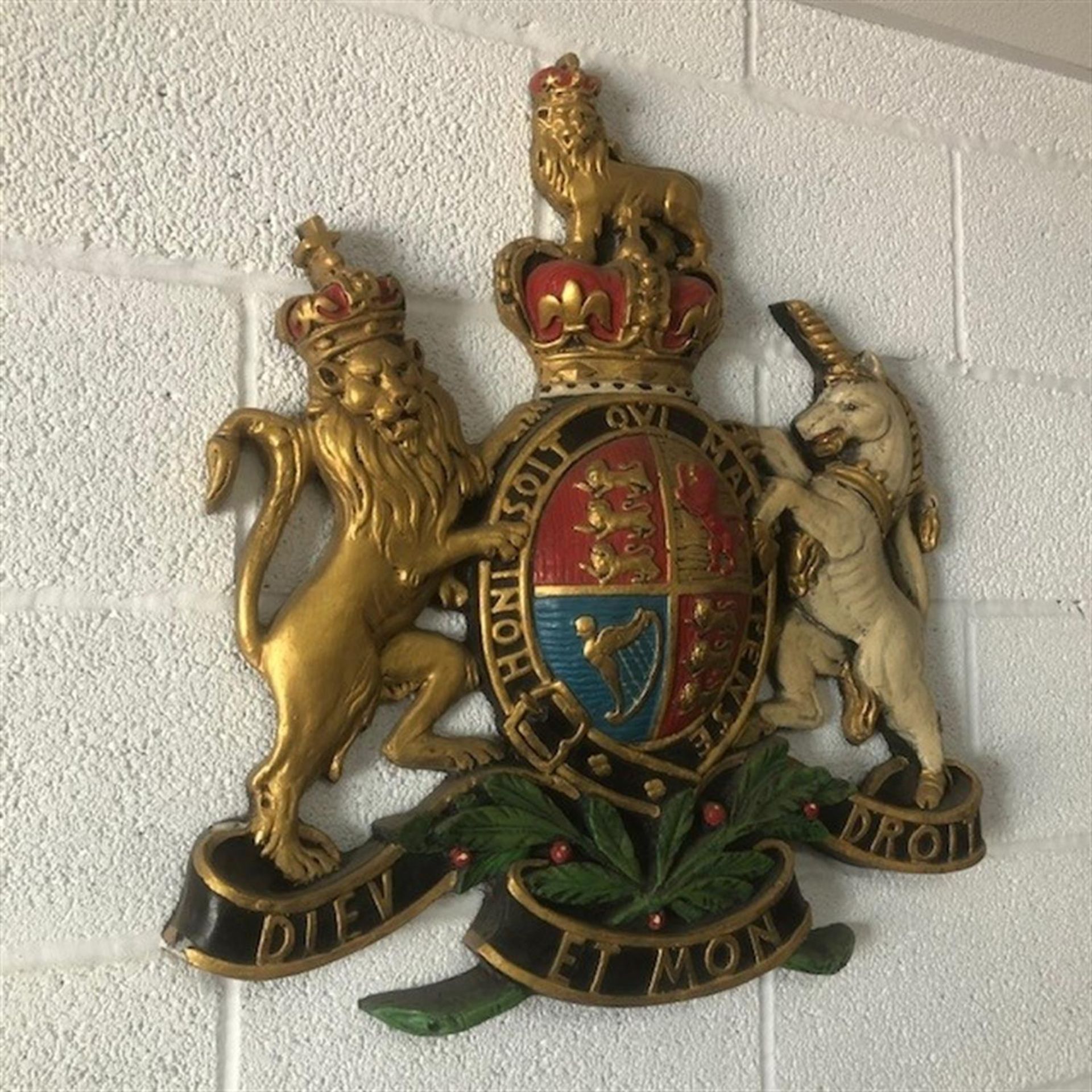 A Beautiful and Contemporary Wall-Mounted 'Royal' Coat of Arms - Image 3 of 4