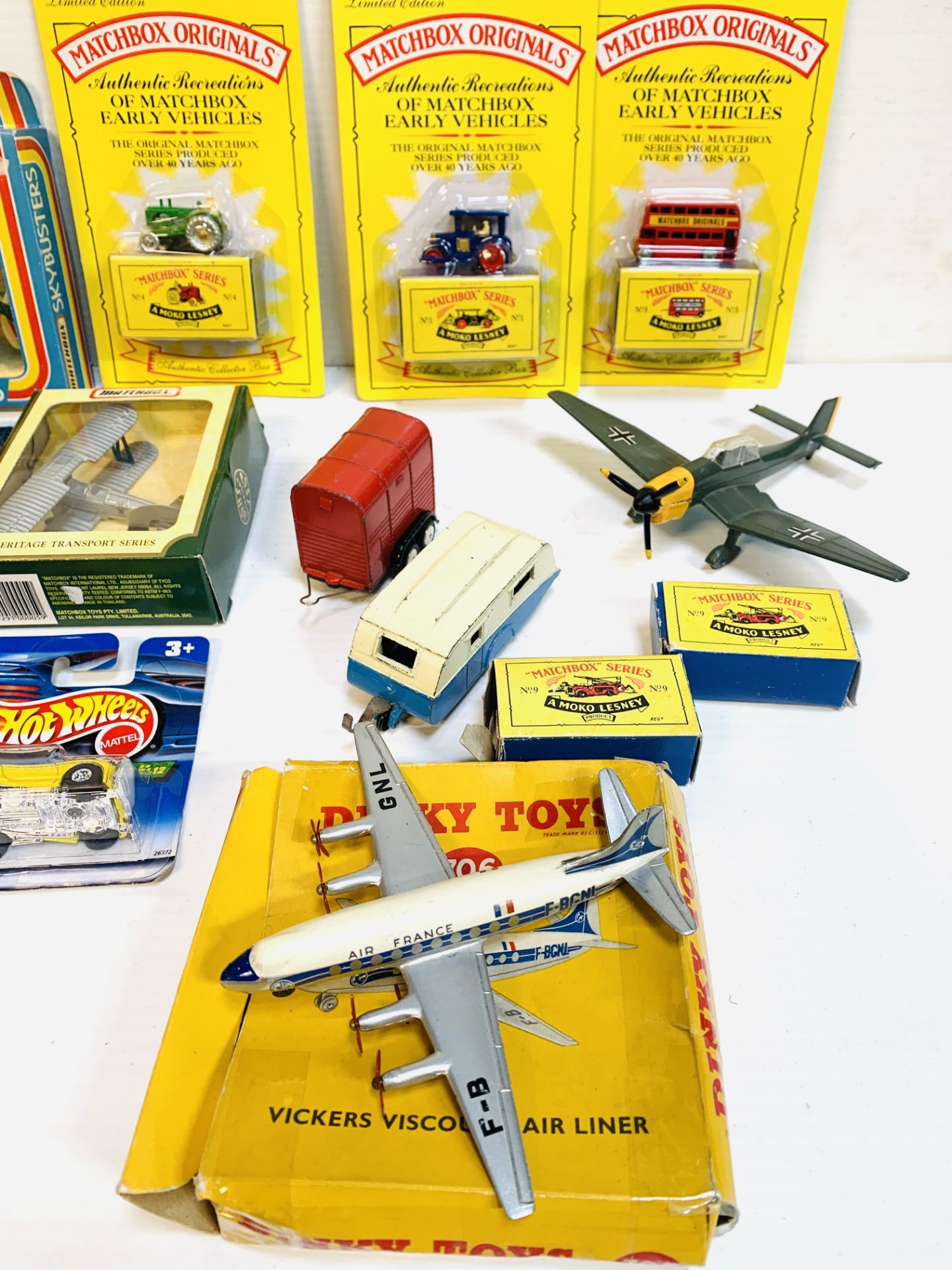 A collection of Matchbox, Hotwheels, Dinky and Corgi die cast model vehicles and aeroplanes. - Bild 2 aus 5