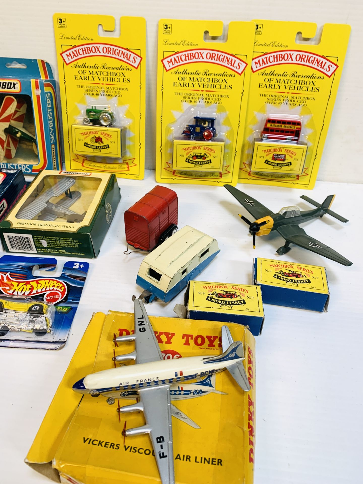 A collection of Matchbox, Hotwheels, Dinky and Corgi die cast model vehicles and aeroplanes. - Bild 5 aus 5