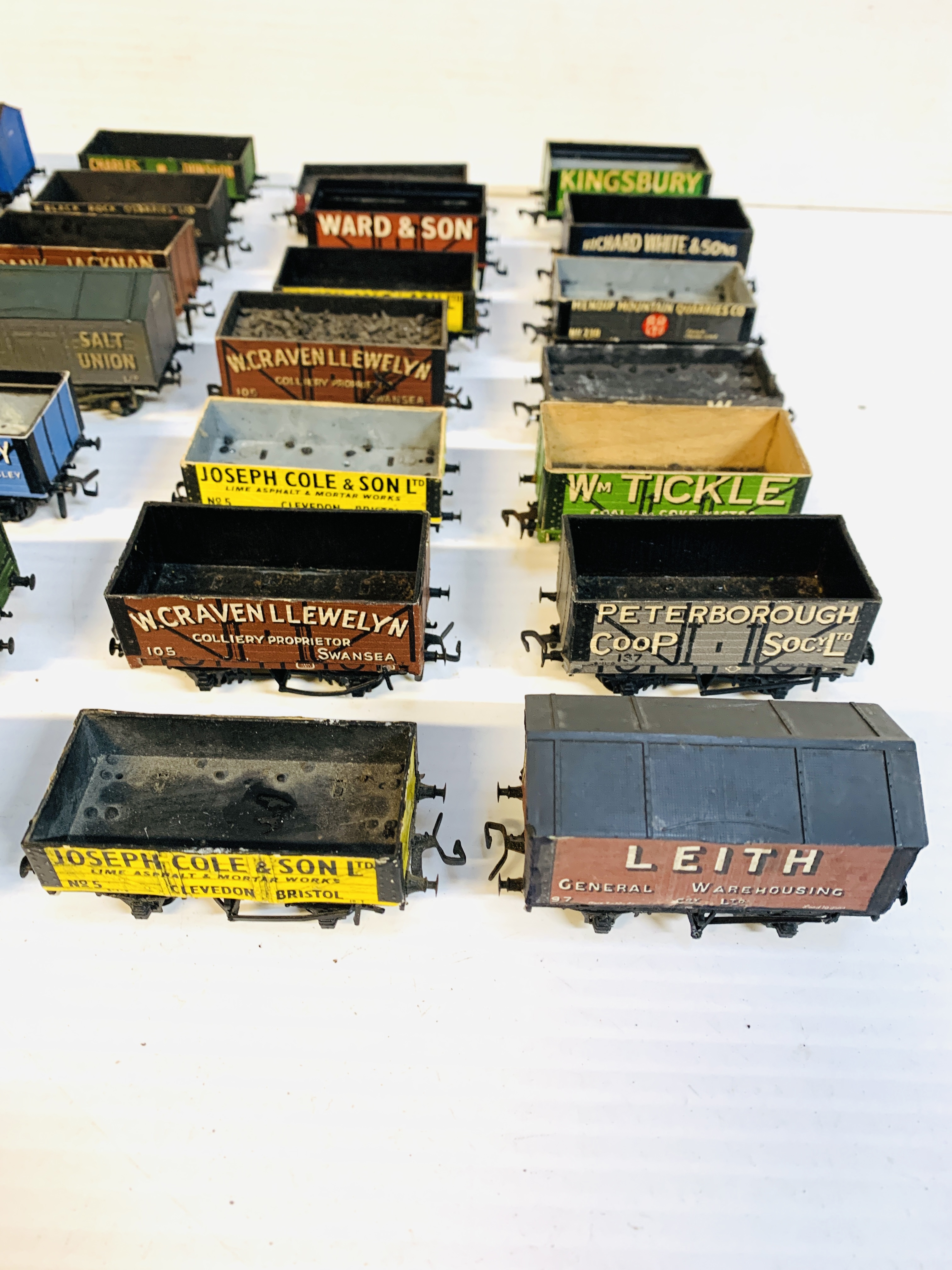 Twenty-nine Peco 'OO' gauge wagons. - Image 2 of 6