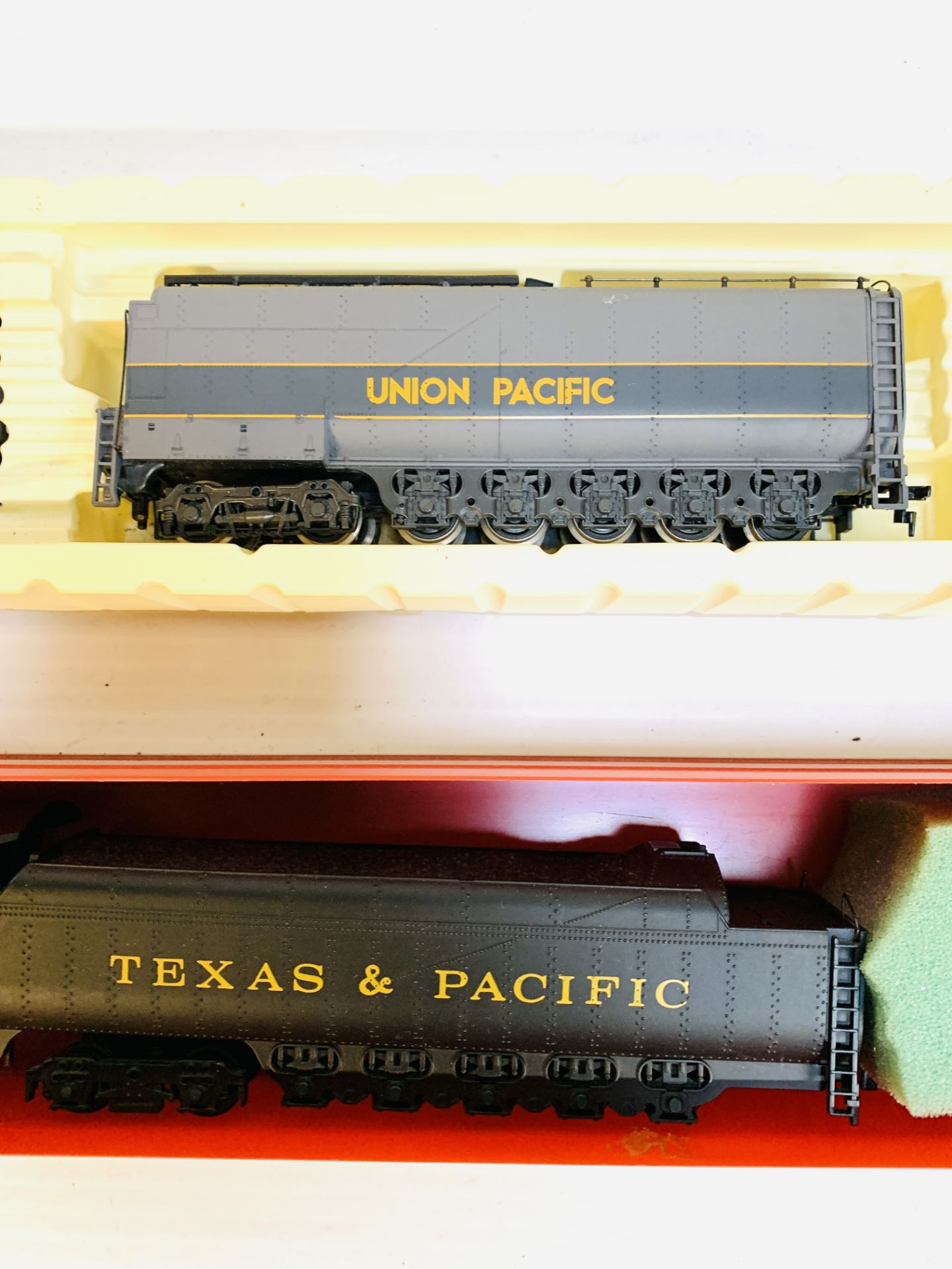 Bachmann Texas and Pacific locomotive and RivaRossi Union Pacific locomotive - Bild 3 aus 3